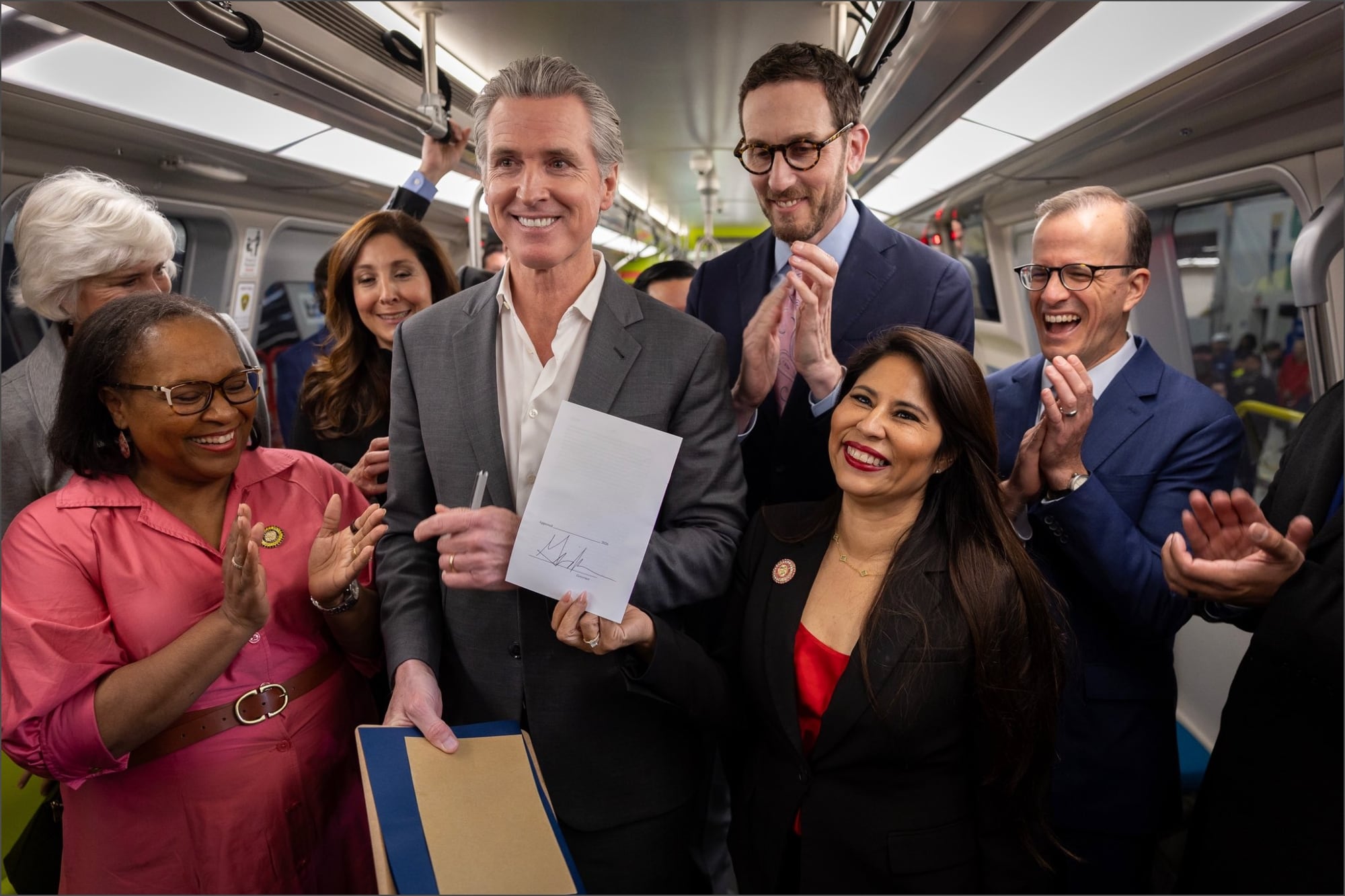 En California: la nueva ley AB 117 firmada por Newsom que los usuarios del transporte público