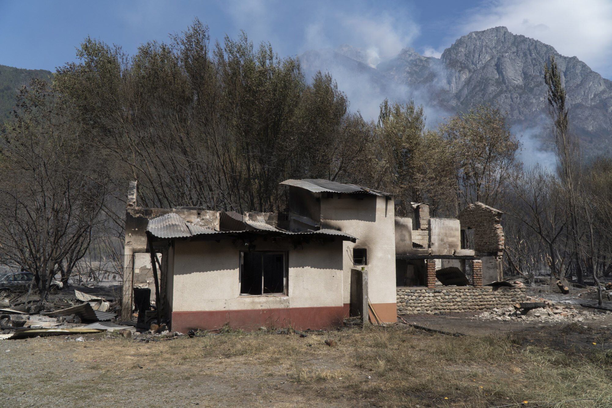 Casas quemadas tras el incendio que se encontraba en el cerro Pirque bajo y cruzó la ruta 40 en el limite entre las localidades de Epuyen y El Hoyo