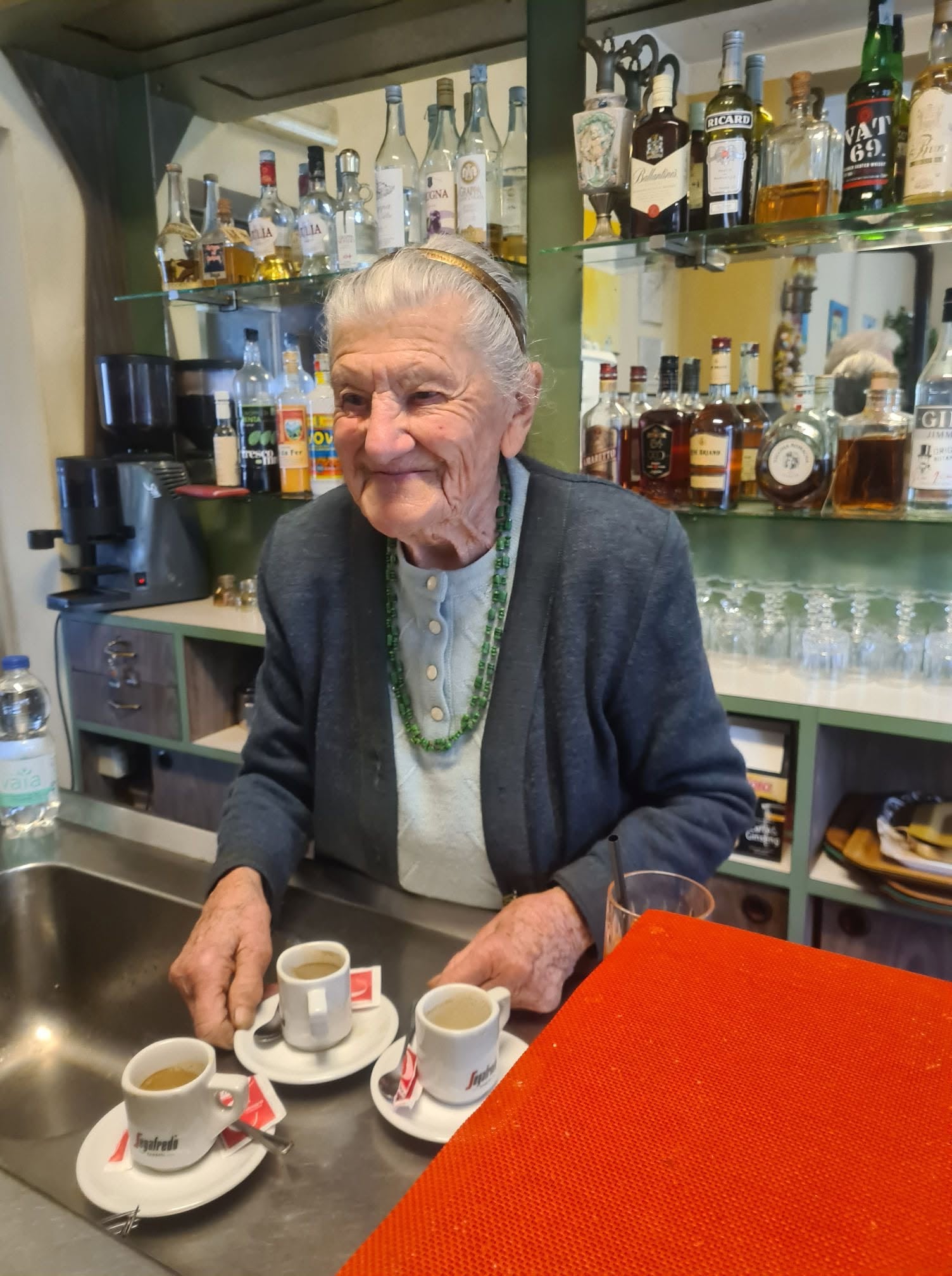 Anna Possi abre el bar Centrale a las 7 de la mañana todos los días