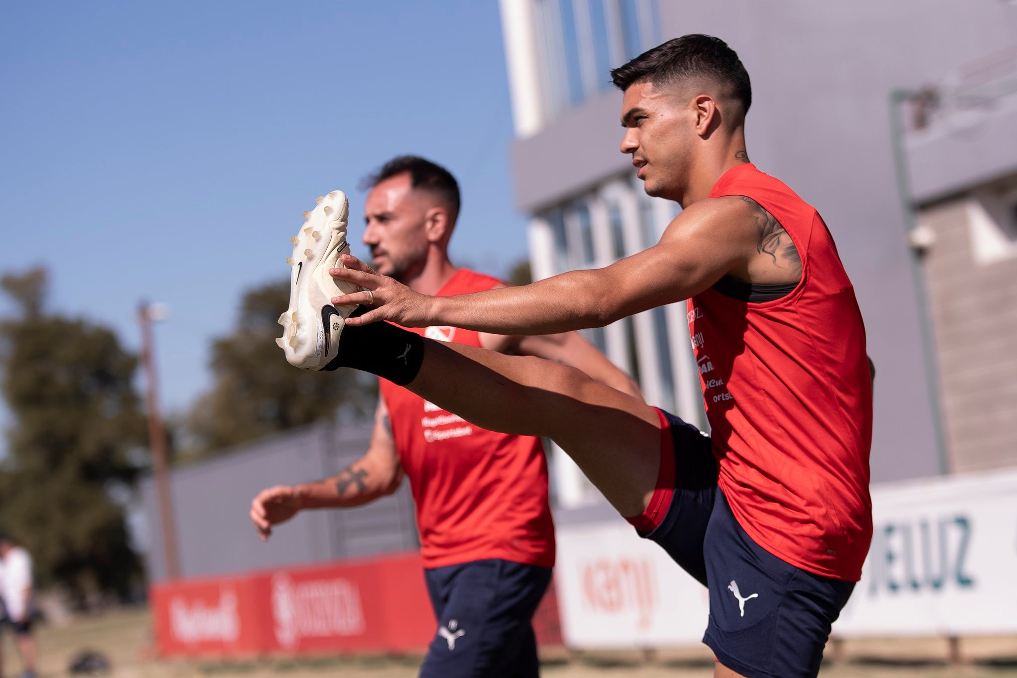 Federico Mancuello y el recientemente incorporado Rodrigo Fernández Cedrés en una práctica de Independiente, que este sábado jugará frente a Defensor en Uruguay su primer partido de 2025.