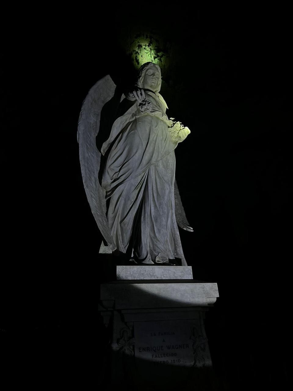 En una de las tumbas masónicas se halla un ángel dispuesto por la familia en contra de los deseos del difunto, ya que sus parientes eran católicos y este ateo