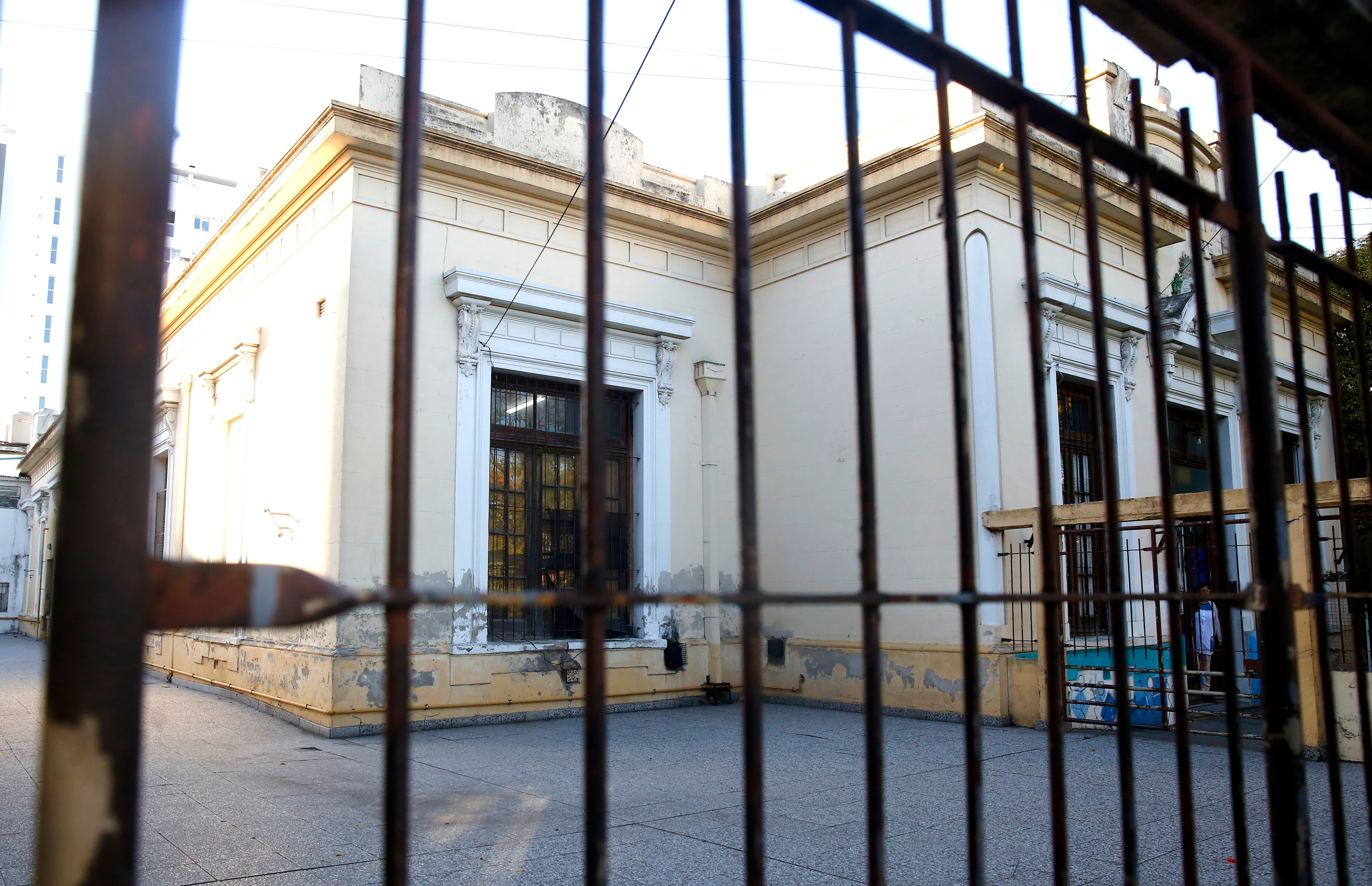 Escuela Domingo Faustino Sarmiento completamente vacía