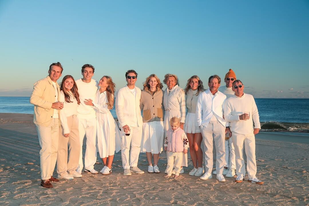 Tras la propuesta, la pareja festejó en la playa con sus familiares y amigos más cercanos