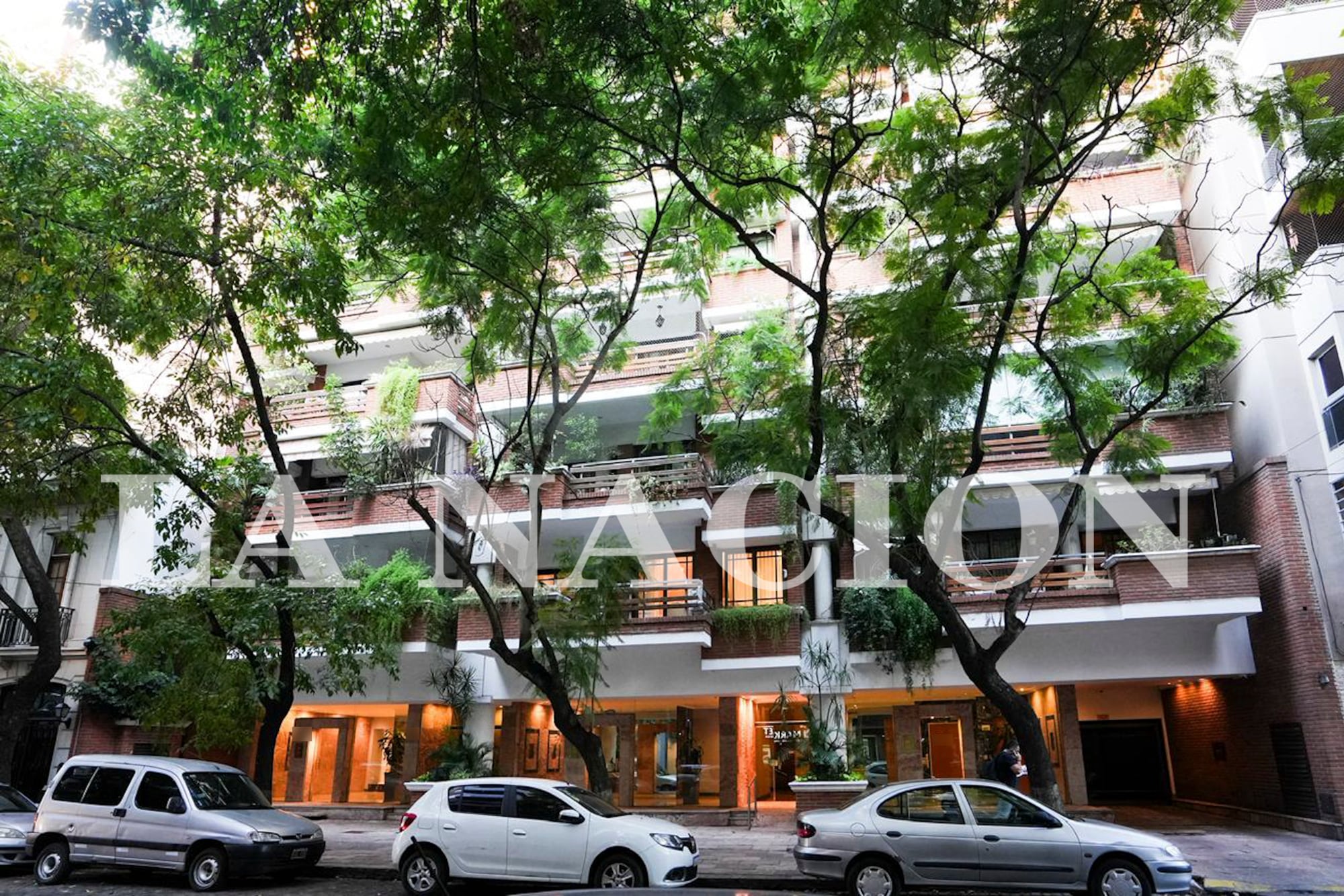 El edificio de Caballito en el que Adorni compró un departamento