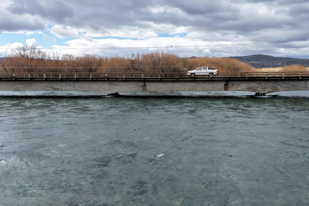 Crecida en el río Chimehuín, en el sur de Neuquén
