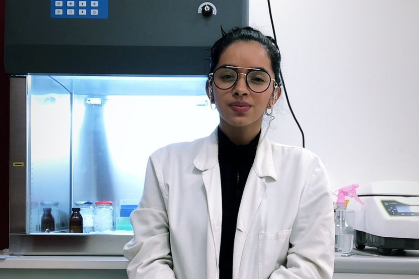 Karelly es colombiana y hace 6 años llegó a la Argentina para realizar su doctorado en Ciencias Ambientales por medio de una beca del CONICET. Estudia la ingesta de sangre de los mosquitos en la provincia de Buenos Aires.