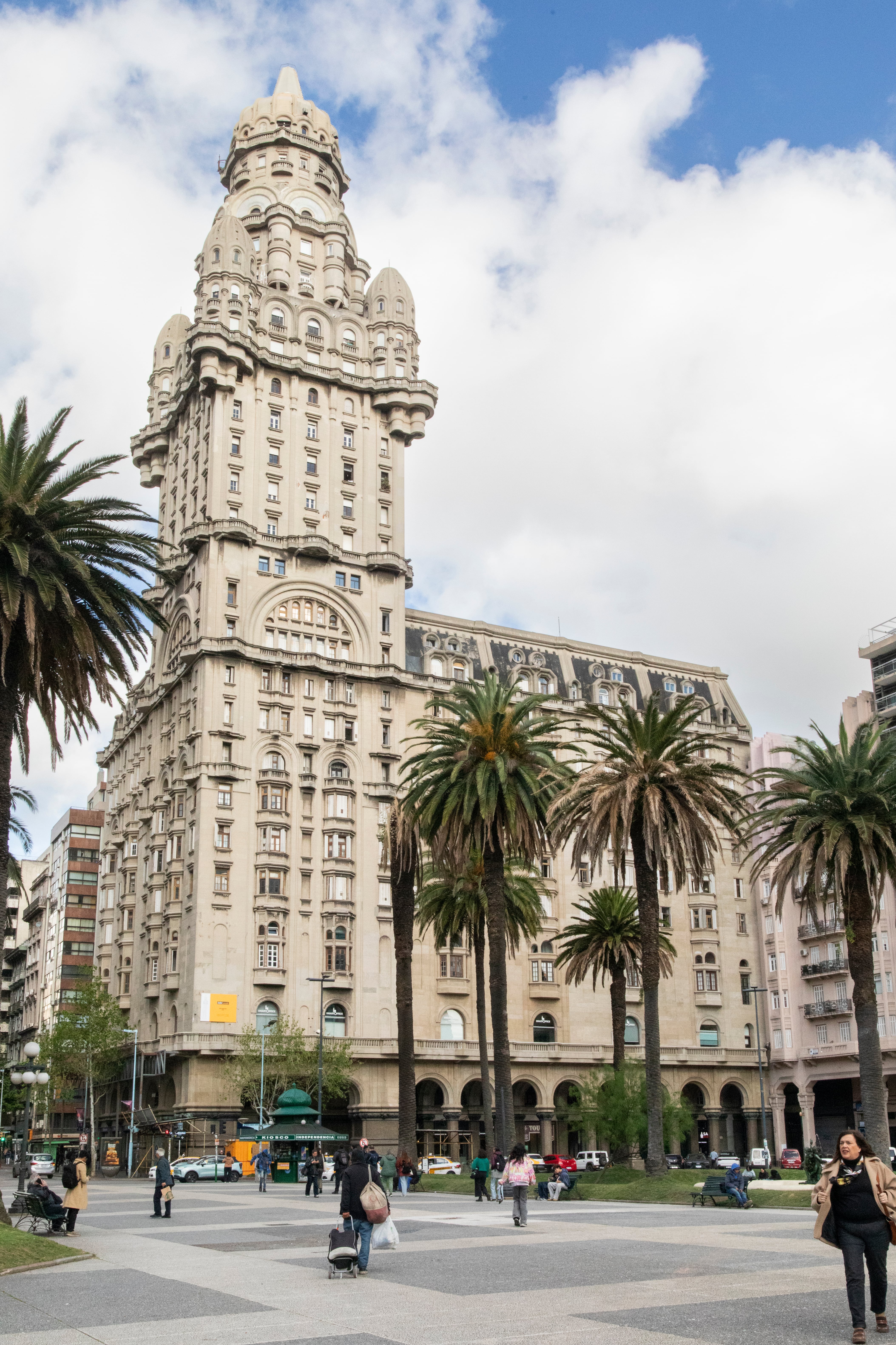 Vista del magnífico Palacio Salvo, desde la Plaza Independencia