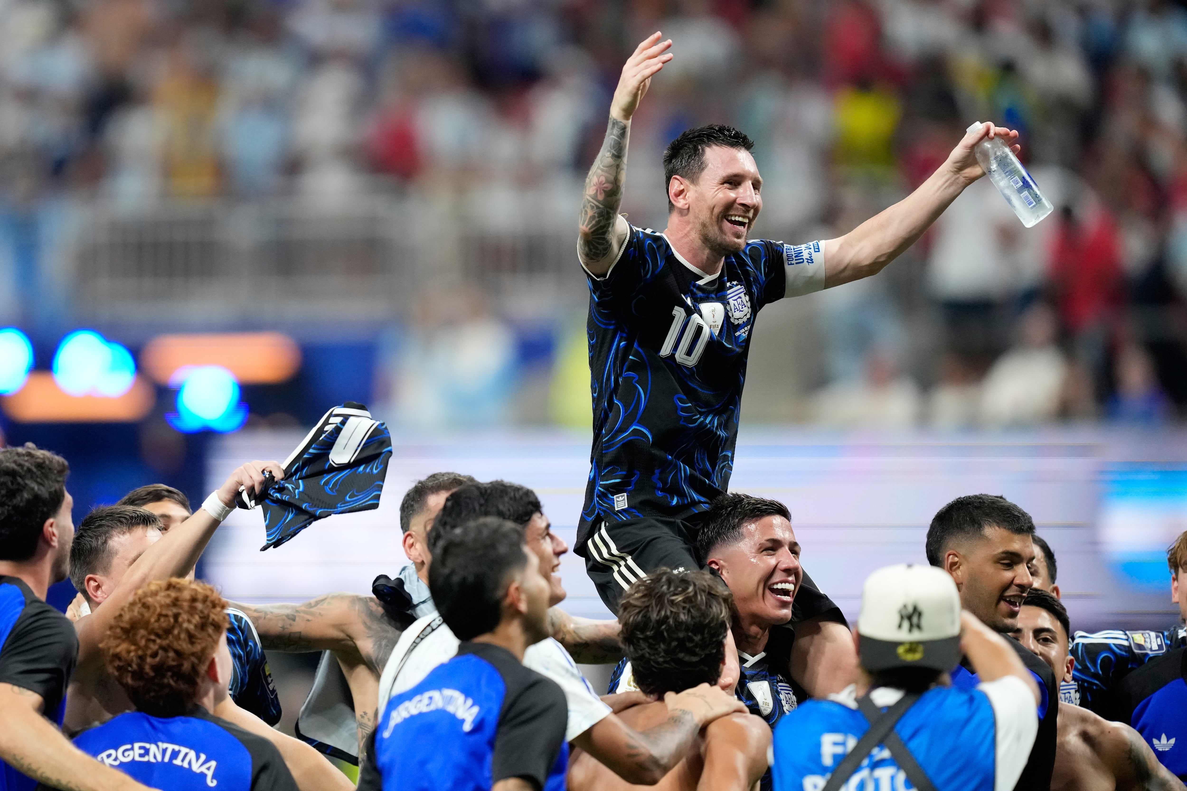 Lionel Messi, de la selección de Argentina, es llevado en hombros por sus compañeros tras la victoria sobre Inglaterra en la semifinal de la Copa del Mundo en Atlanta, el miércoles 15 de julio de 2026 (AP Foto/Rebecca Blackwell)