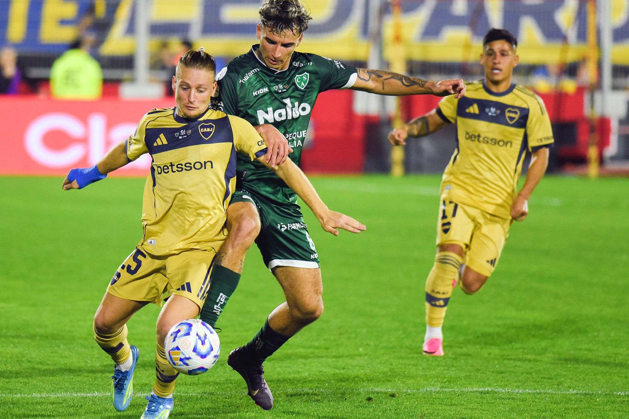 Santiago Ascacibar controla ante la presión de Santiago Salle; el volante, una de las siete modificaciones de nombres que hizo el DT Arruabarrena respecto al último partido de Boca