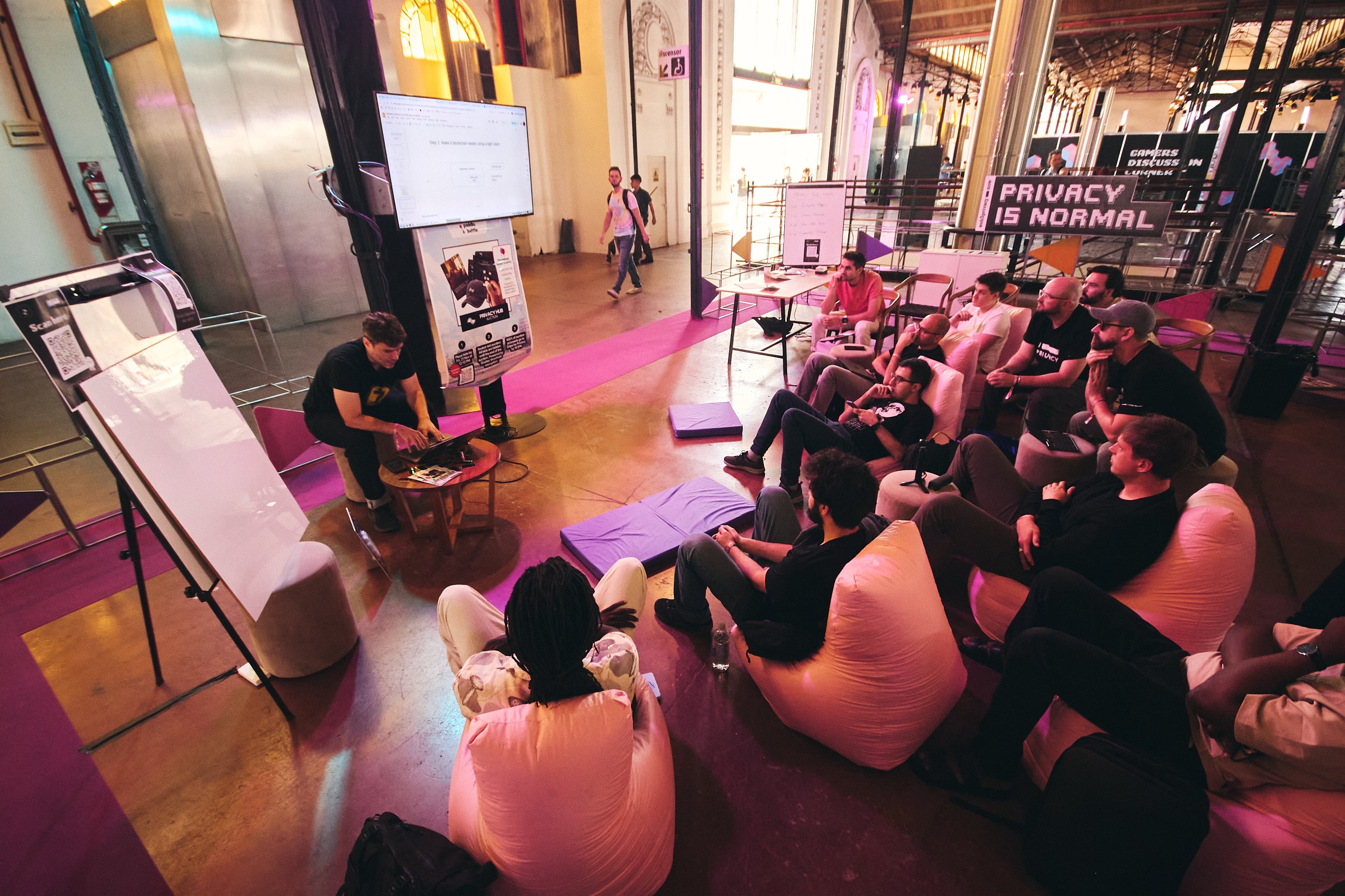 El encuentro contó con aproximadamente 300 side events, que incluyen desde hacker houses hasta eventos en embajadas, y la presencia de referentes del ecosistema