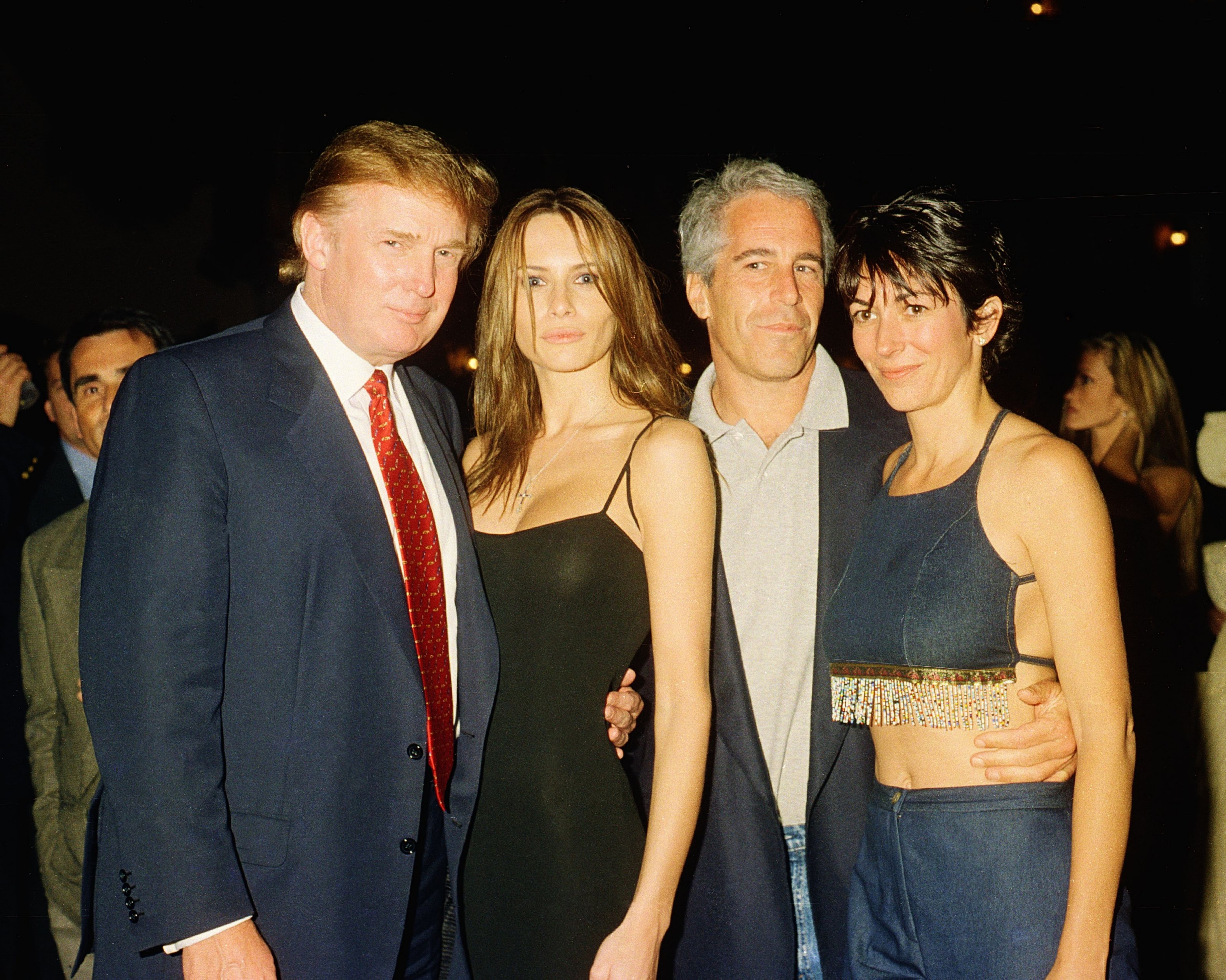 Donald Trump y su pareja, Melania, junto a Jeffrey Epstein y Ghislaine Maxwell, en Mar-a-Lago, Palm Beach, Florida, el 12 de febrero de 2000.