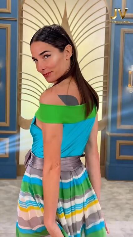 El atuendo de juana consistió en un vestido de gasa con colores vivos