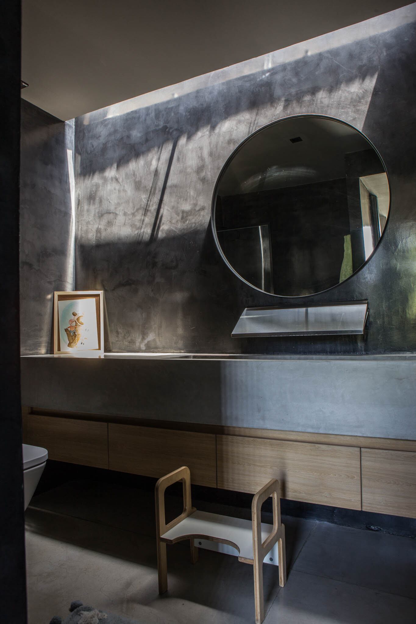 Al quedar en el centro de la planta, el segundo baño se iluminó de manera cenital