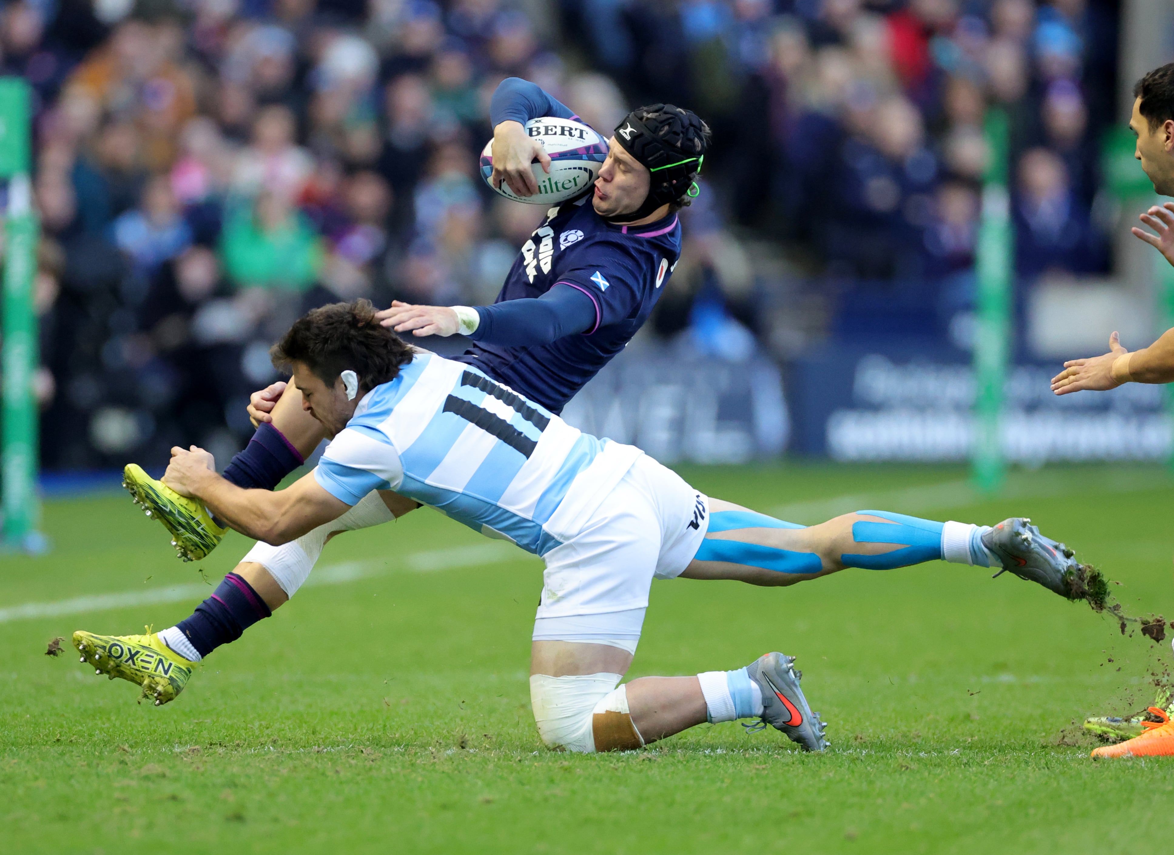 Darcy Graham es tackleado por Mateo Carreras