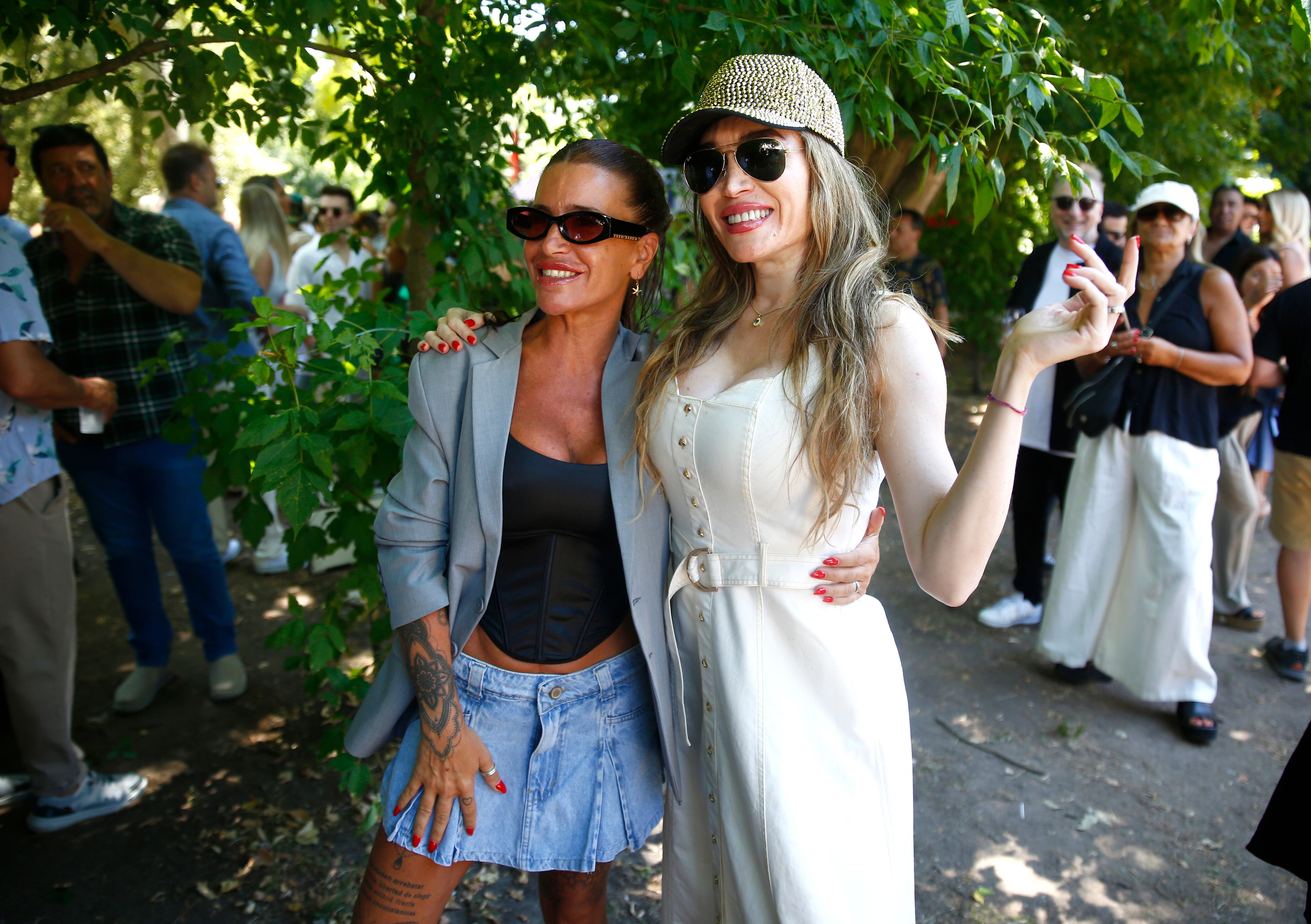 Lejos de la competencia, Flor Peña y Fátima Florez, además de posar para los fotógrafos, comentaron la marcha de la temporada teatral; Peña encabeza, junto a Juan Ingaramo, el musical Pretty Woman en la sala Mar del Plata