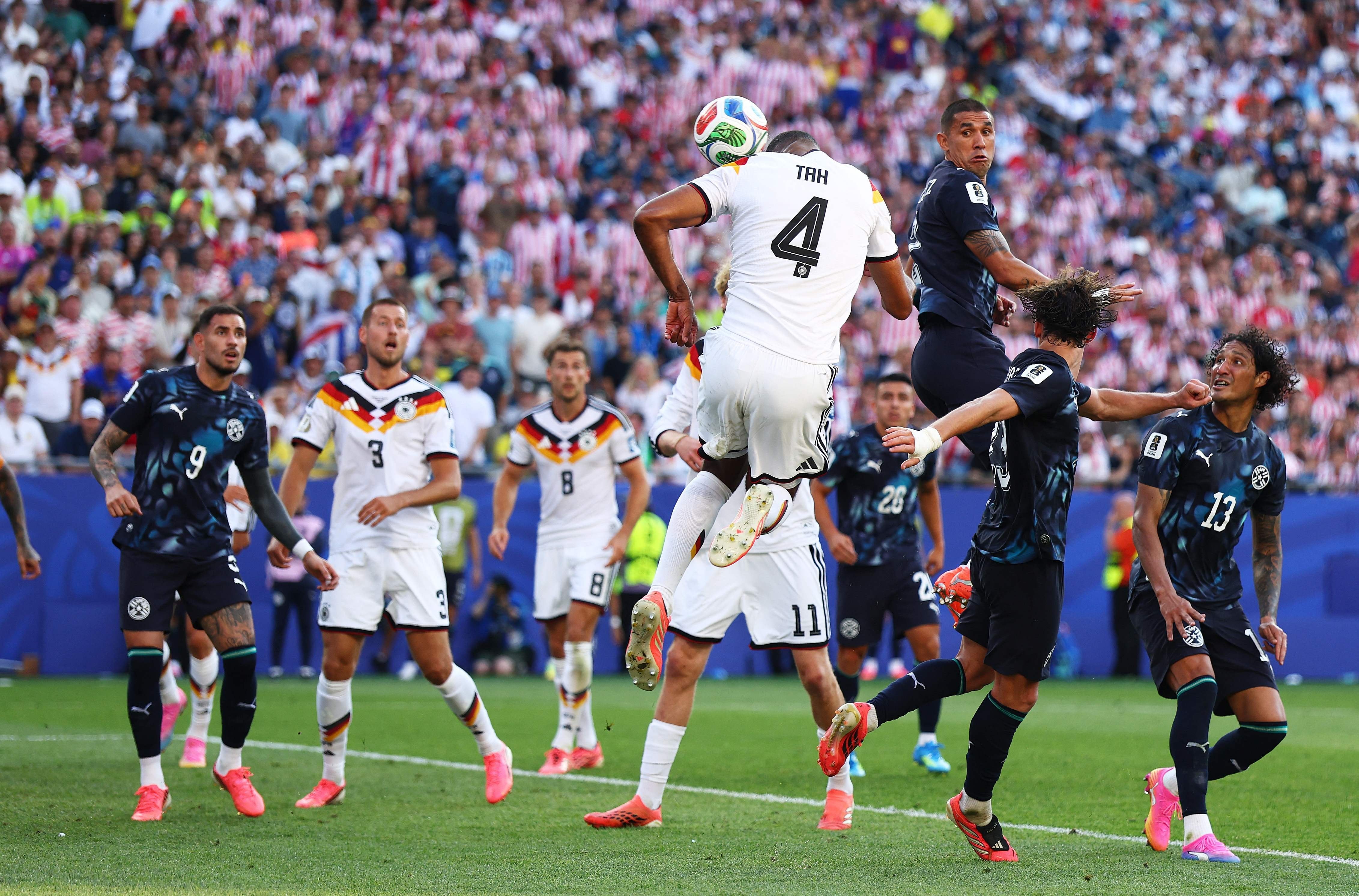 Jonathan Tah convierte el gol que fue anulado unos minutos después por el VAR