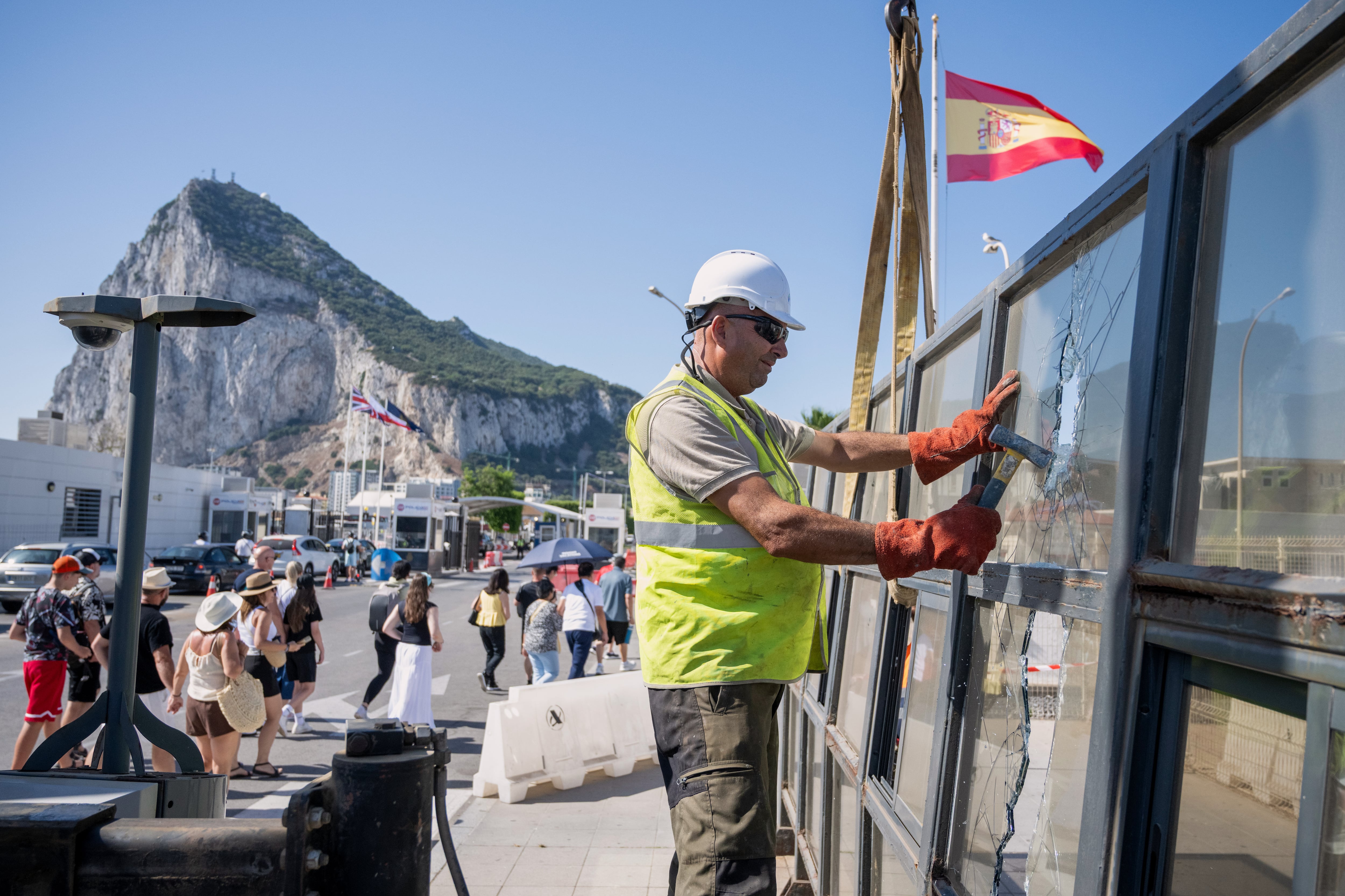 Trabajadores desmantelan un puesto de control fronterizo español que separaba de España el enclave británico, en la Línea de la Concepción, España