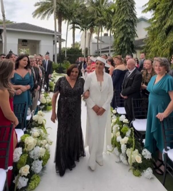 Marta caminó por el pasillo con su madre