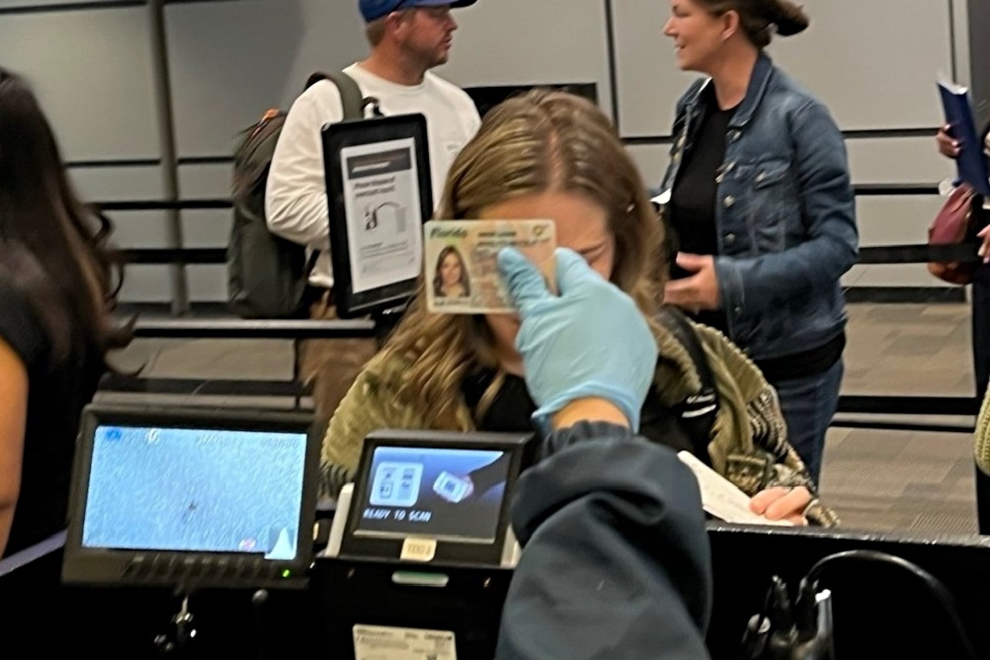 Los pasajeros que aún no tengan una Real ID u otra identificación válida por la TSA podrían sufrir retrasos y revisiones adicionales (Archivo)