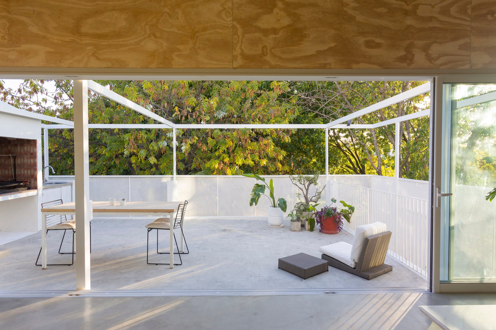 La terraza tiene vistas a árboles frondosos, que aportan privacidad a los dueños de casa.