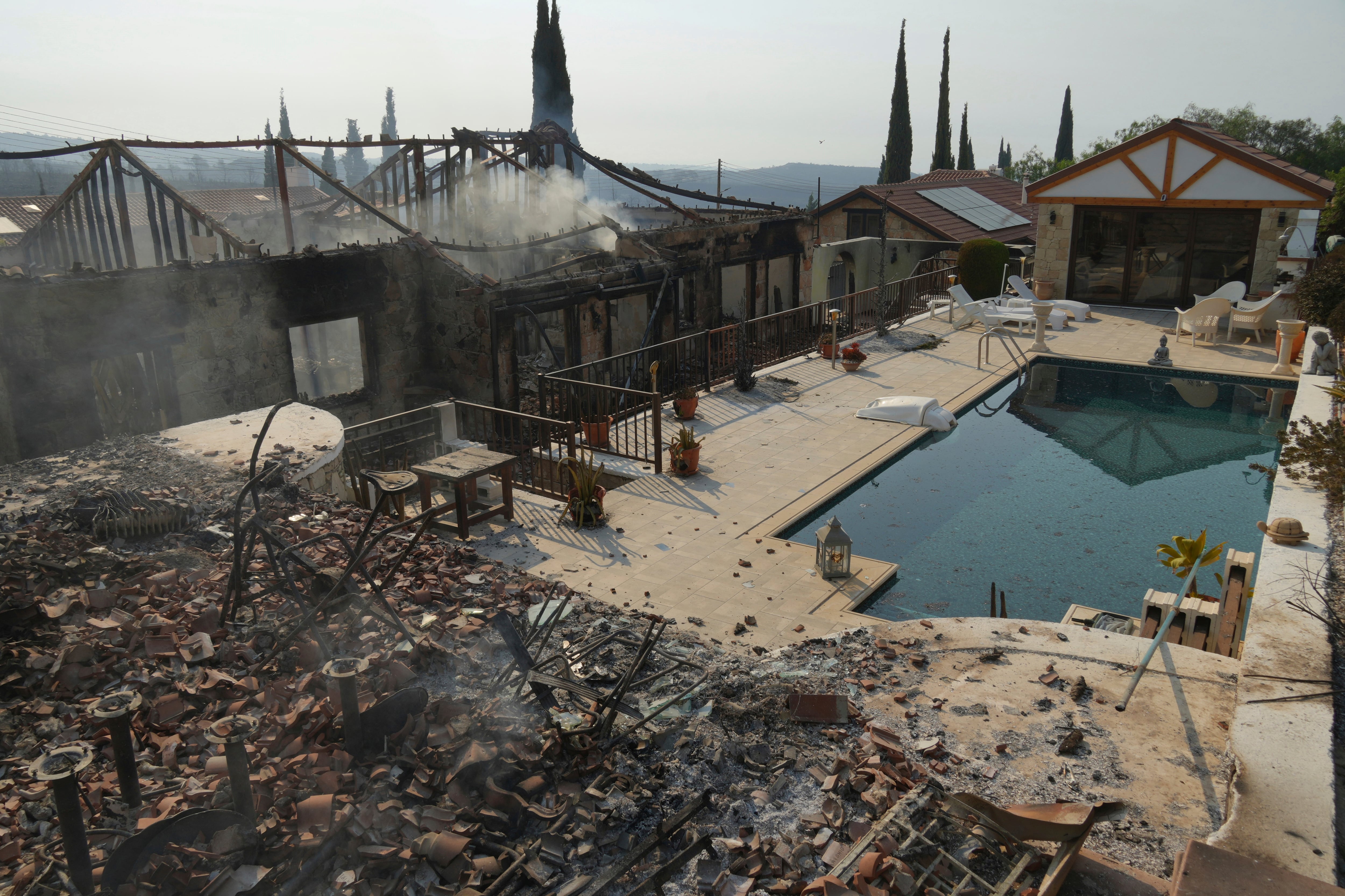 Casas quemadas en la aldea de Souni, Chipre, durante un enorme incendio forestal en el sur de la cordillera de Troodos (Archivo)