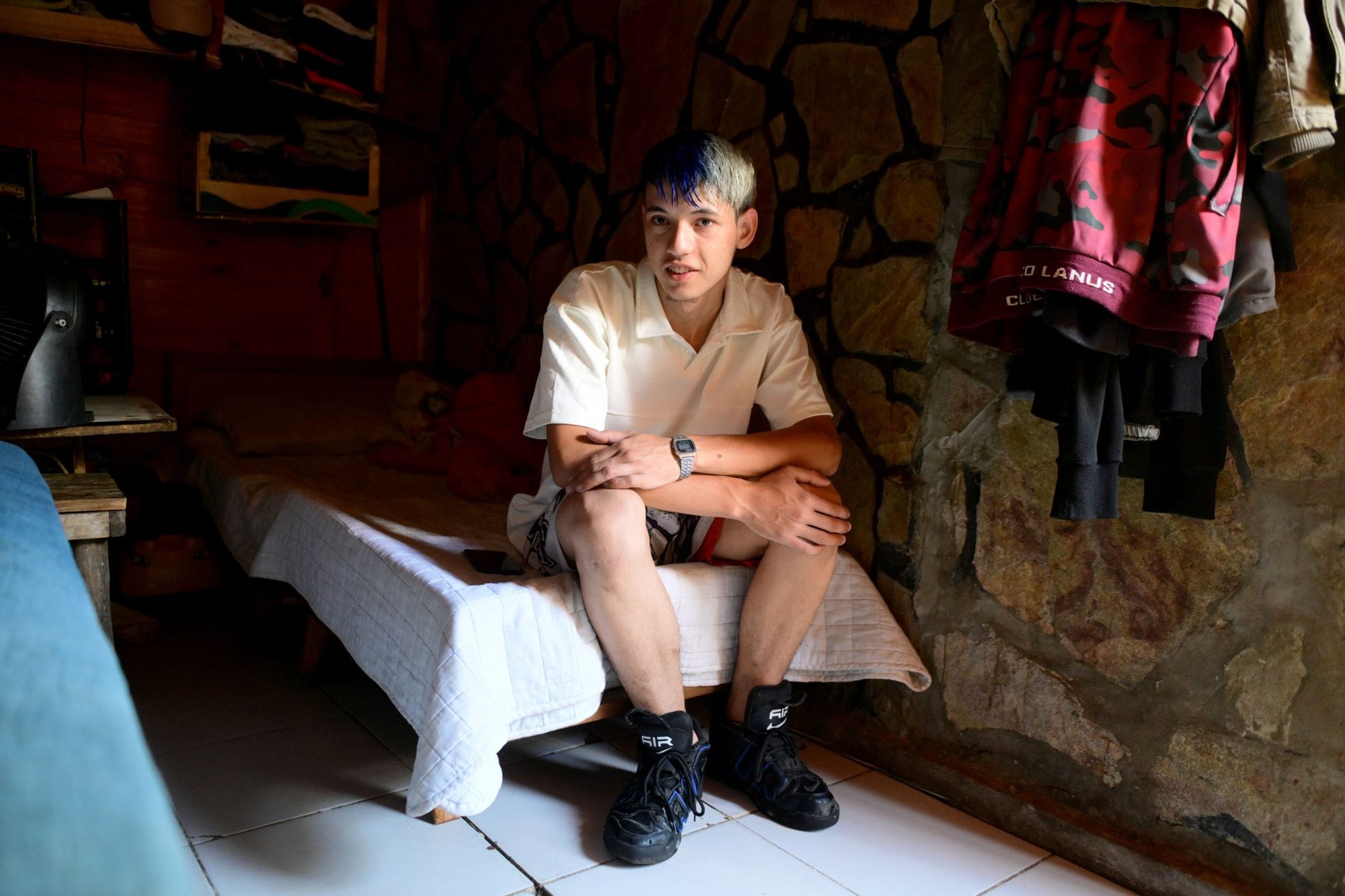 Una imagen de Hugo en la comodidad de su hogar