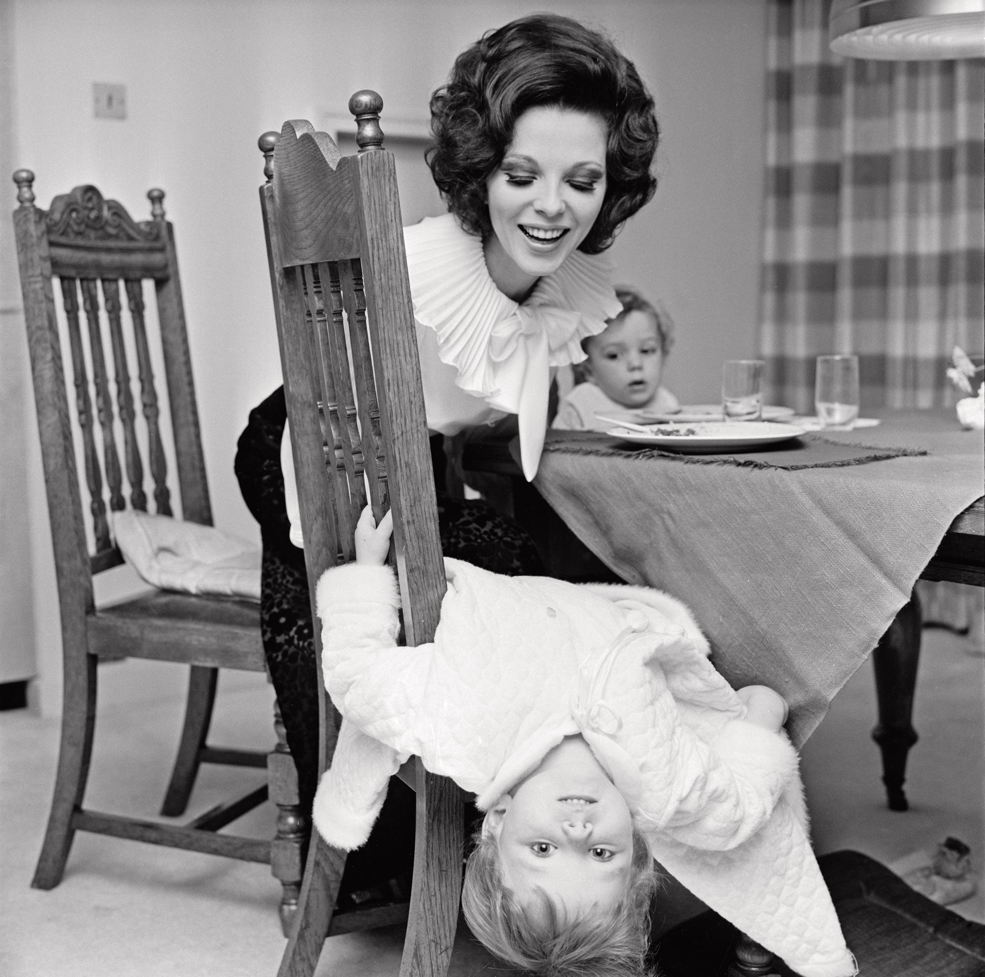 En una escena íntima con sus dos hijos mayores Tara y Alexander “Sacha”, Newley