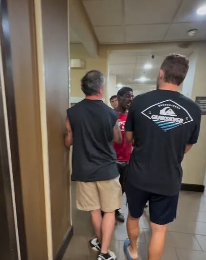 El hombre de remera roja empujó a los argentinos que hacían de