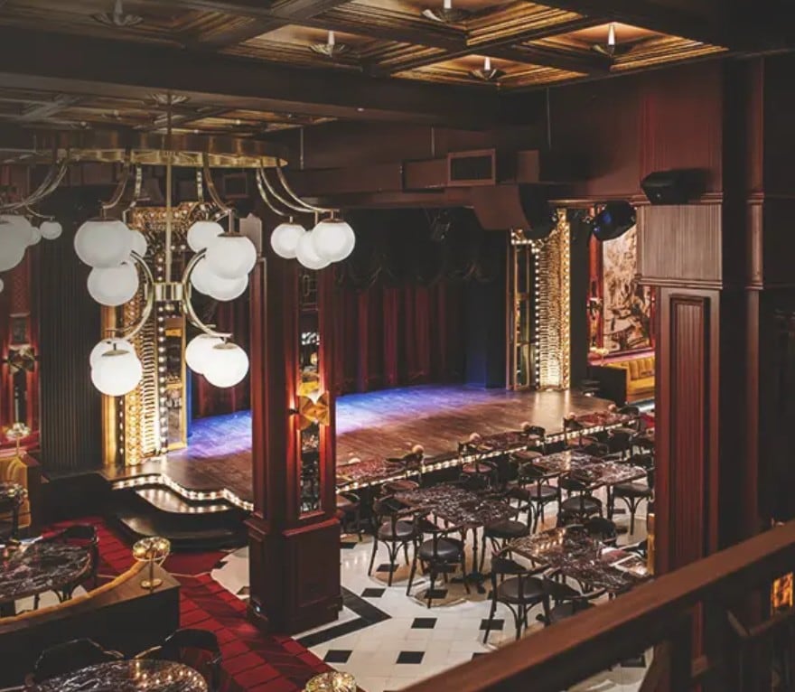 El espacio conserva parte del encanto original del antiguo teatro El 35: mármoles franceses, molduras de época y un subsuelo cargado de historia
