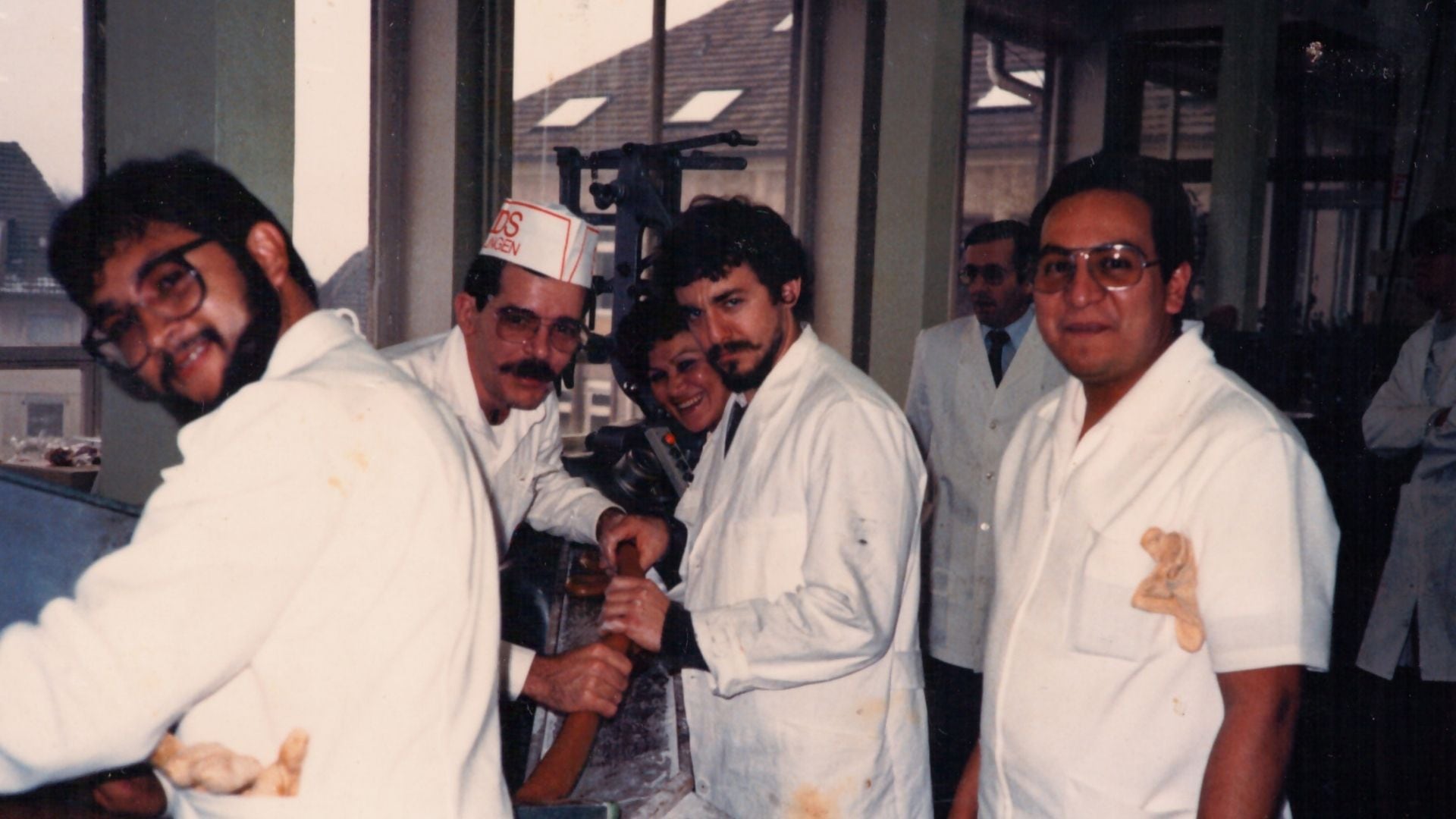 Claudio en una pasantía en una chocolatería de Alemania