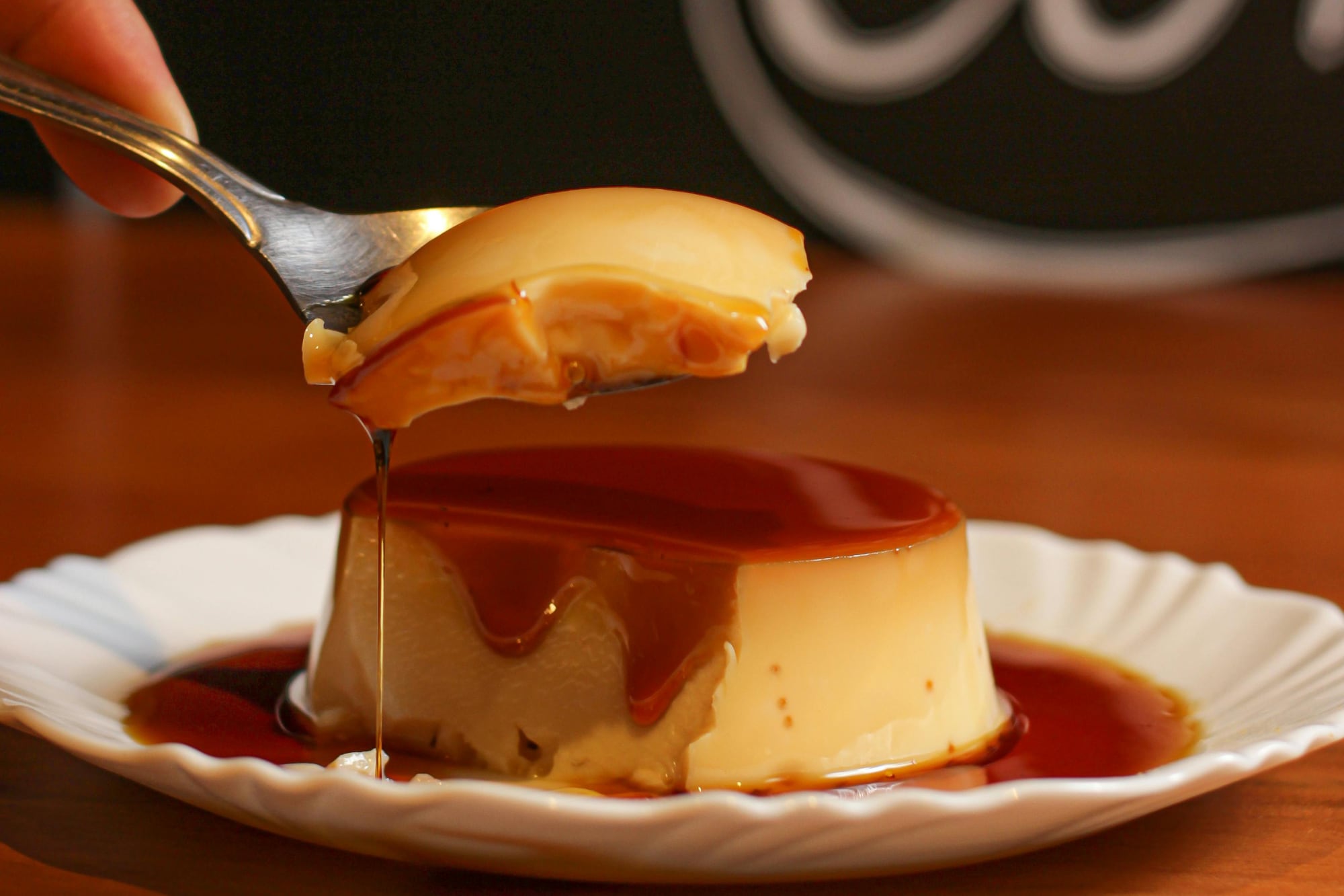 Solo para golosos: la receta tradicional del flan de dulce de leche sin horno