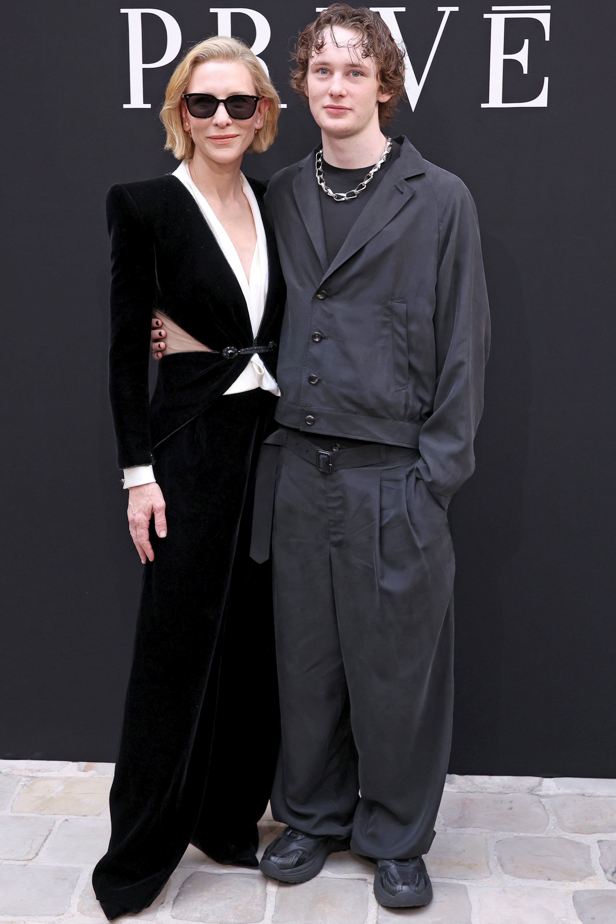 Cate llevó un smoking, con cut-out en el saco, de la colección otoño-invierno 2025/2026 de Armani Privé. Su hijo eligió un canchero look sastrero de la firma