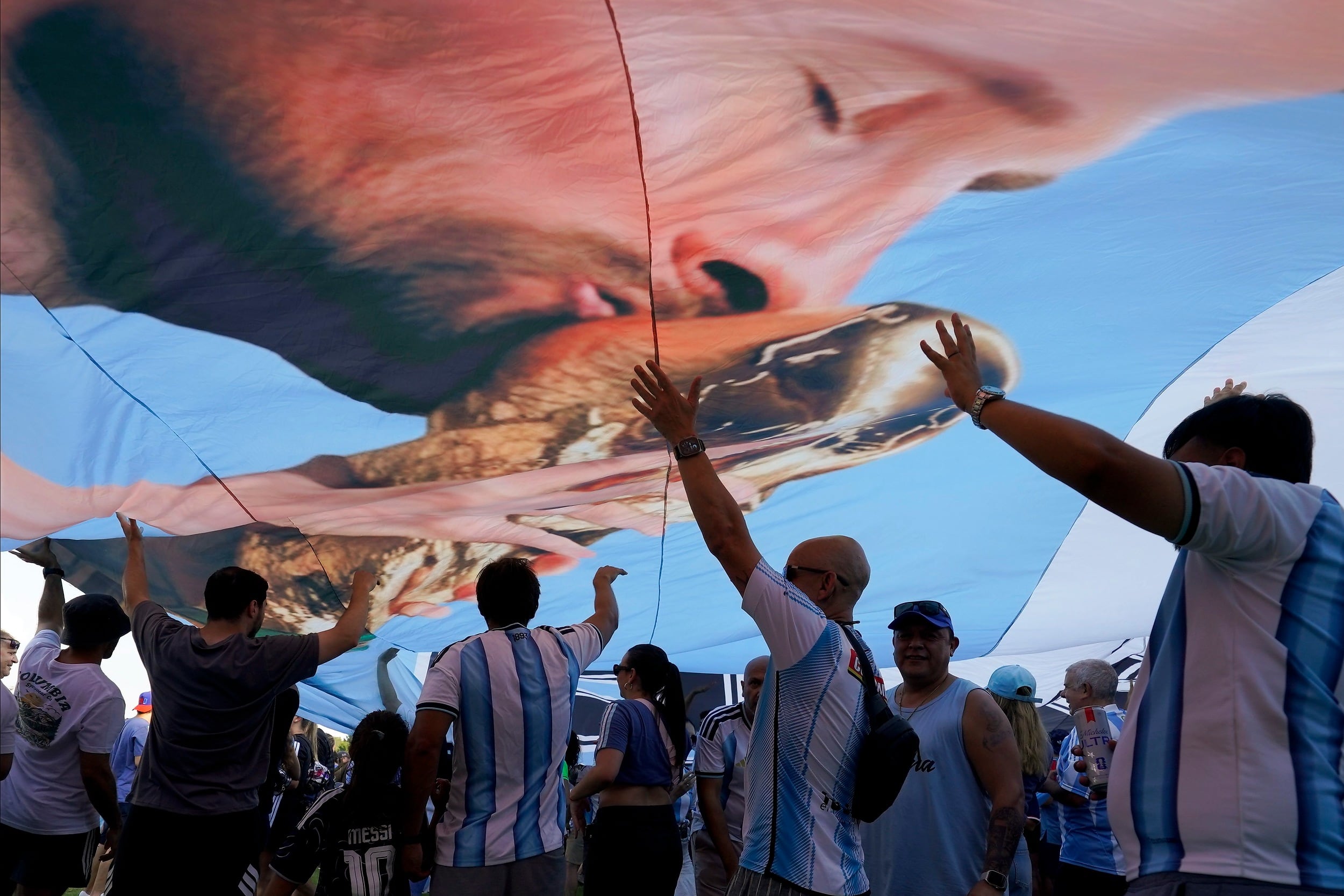 Banderazo de hinchas argentinos en la previa del partido del Mundial 2026 entre Argentina y Egipto en el Pedmont Park de Atlanta, Georgia, Estados Unidos, el 6 de julio de 2026.