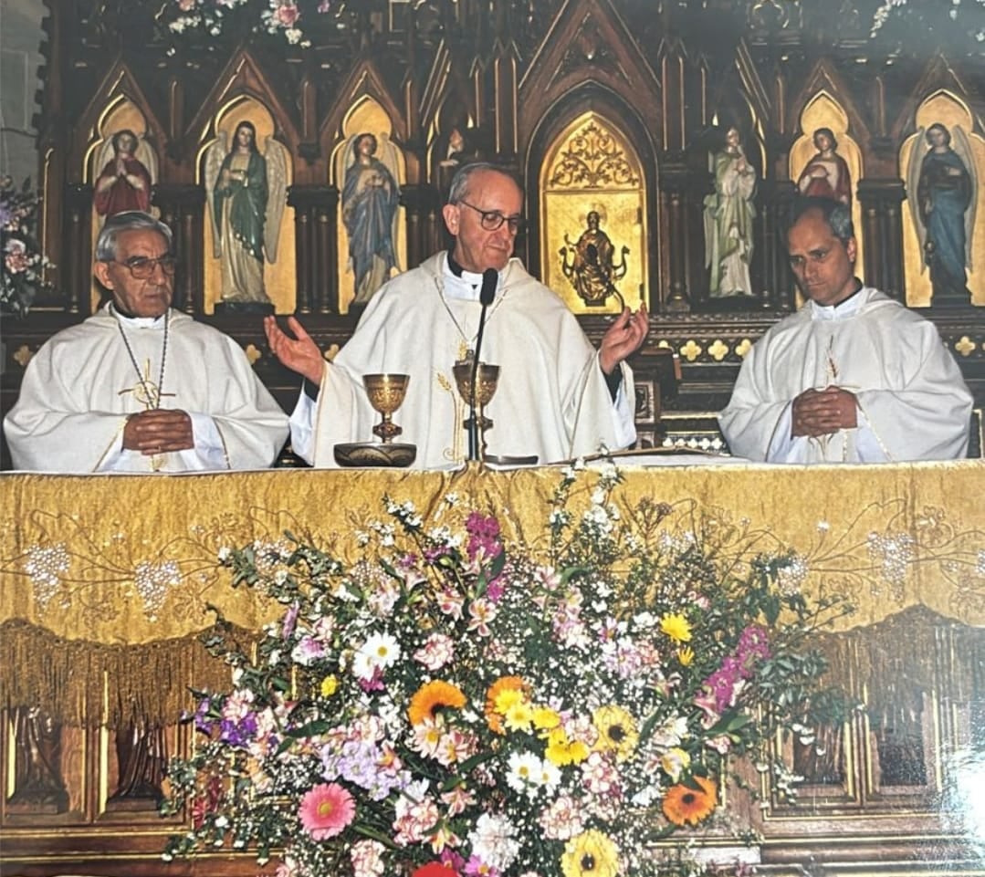 El 28 de agosto de 2004, en la parroquia San Agustín de Buenos Aires, el entonces cardenal Jorge Bergoglio (al centro) celebró misa junto al padre Antonio Macía (izquierda) y Robert Prevost (derecha), superior general de los agustinos y actual papa León XIV