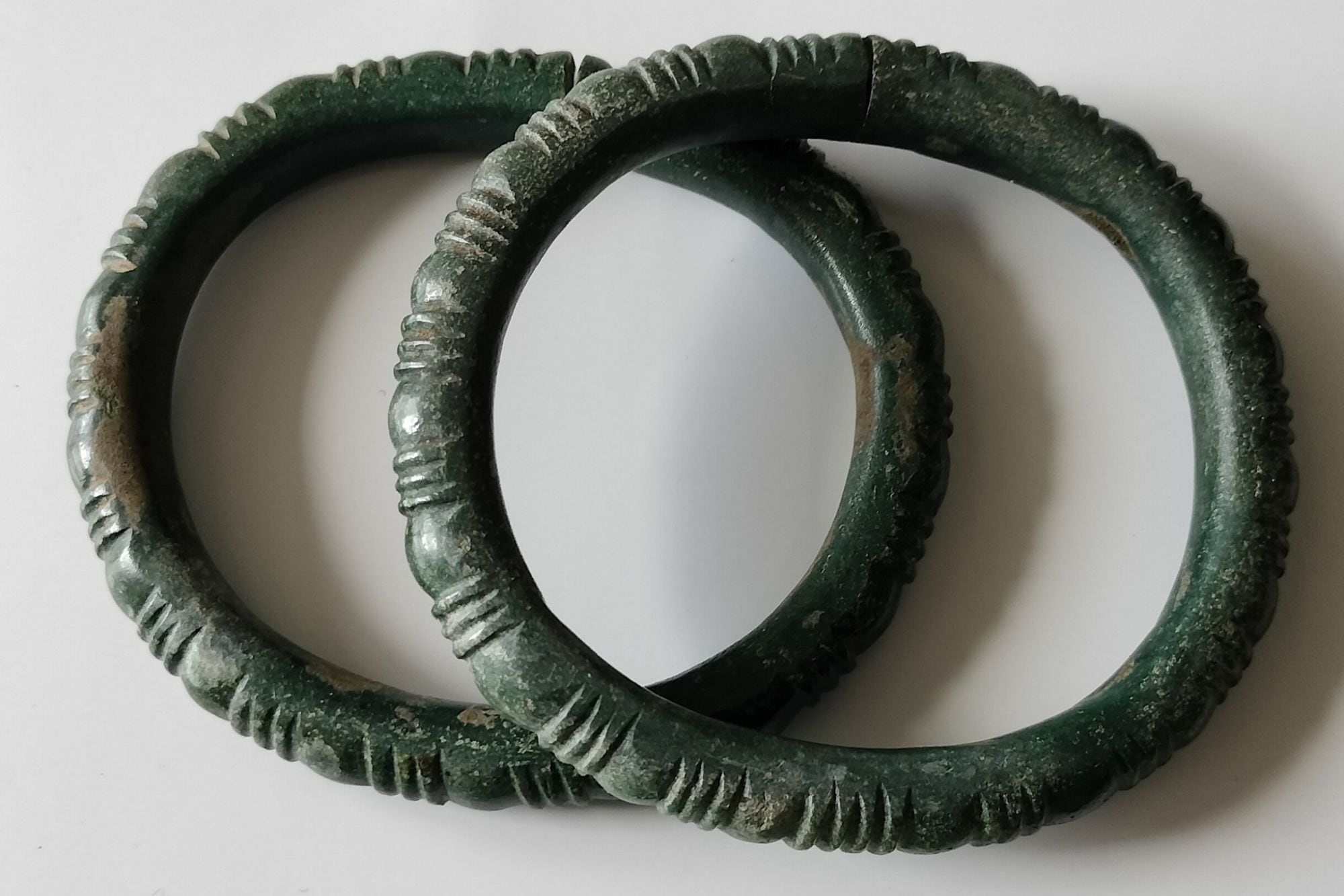 El análisis arqueológico atribuye el tesoro al periodo Hallstatt D, datándolo entre los años 550 y 400 a. C.