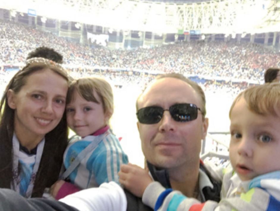 Ludwig Gisch y María Rosa Mayer Muños, camuflados como hinchas de la selección Argentina en el mundial de Rusia 2018