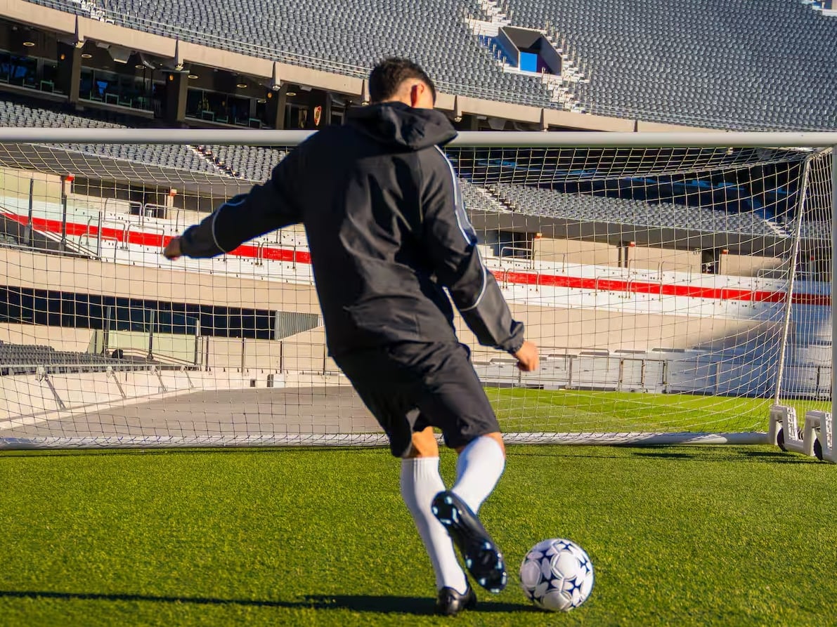 Dormir en el Monumental y patear penales con un campeón del mundo: cómo anotarse para vivir esta experiencia única y gratis