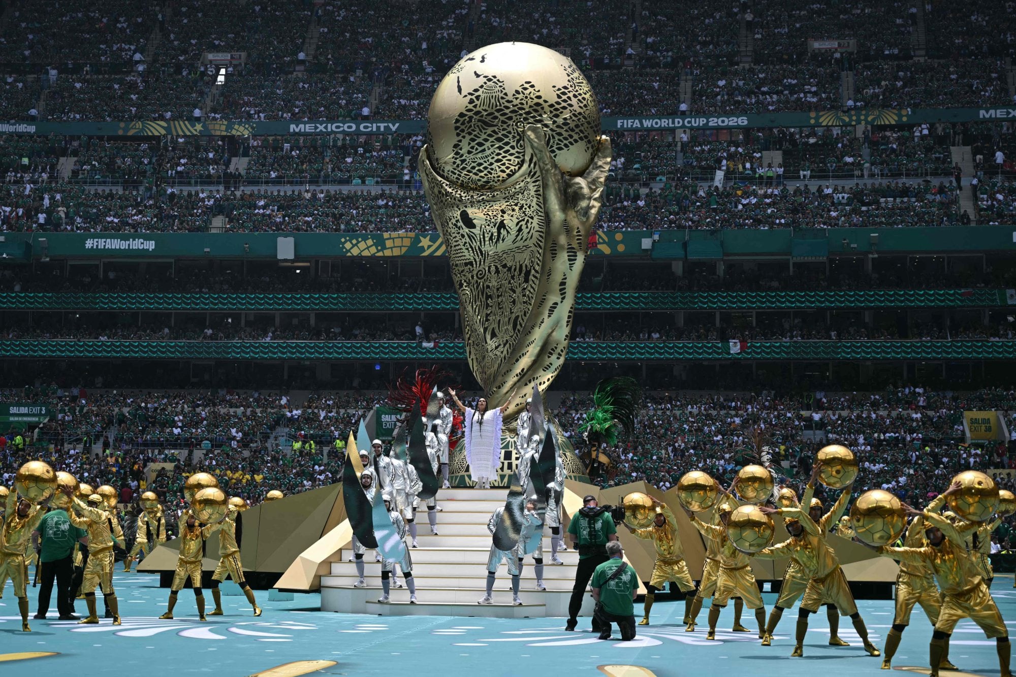 El jueves, la apertura fue en el estadio Azteca de México