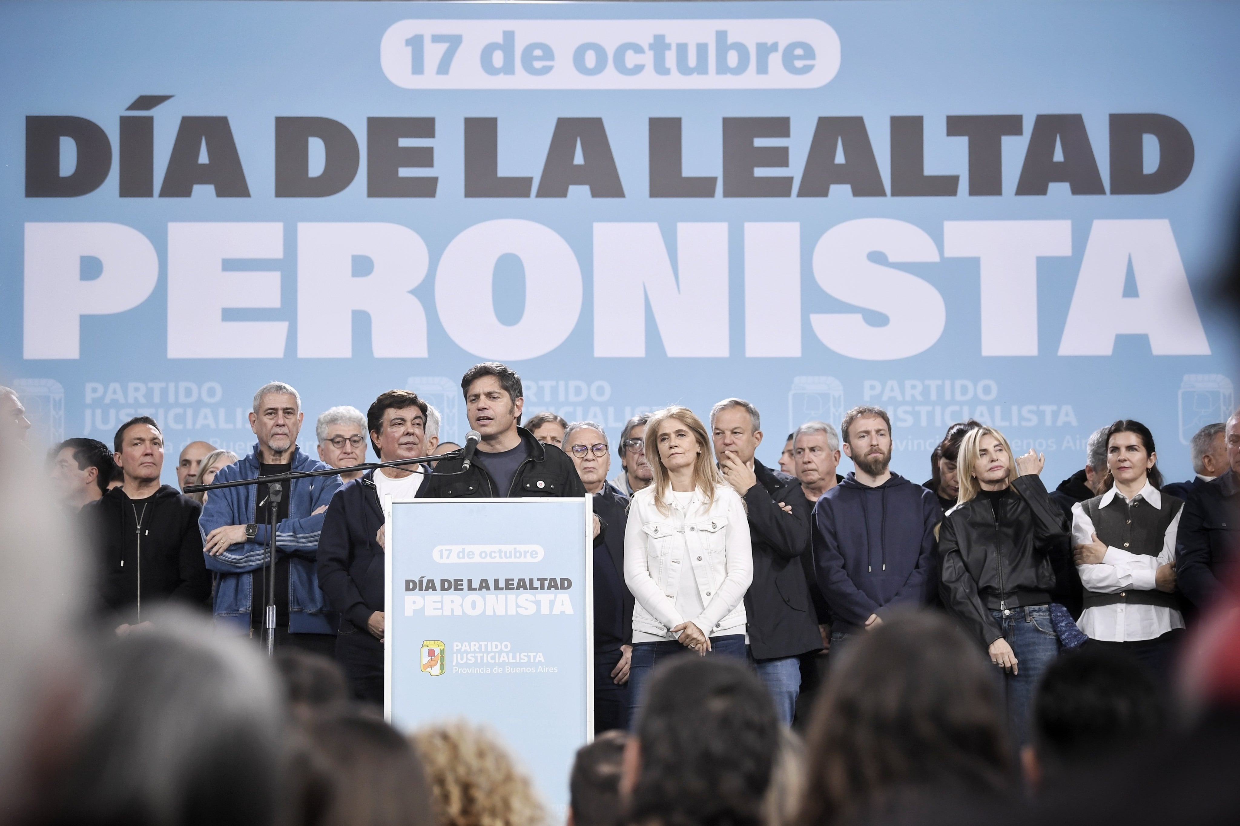 Día de la Lealtad: Sergio Massa envió otra señal para la unidad del PJ y Cristina Kirchner cantó desde el balcón