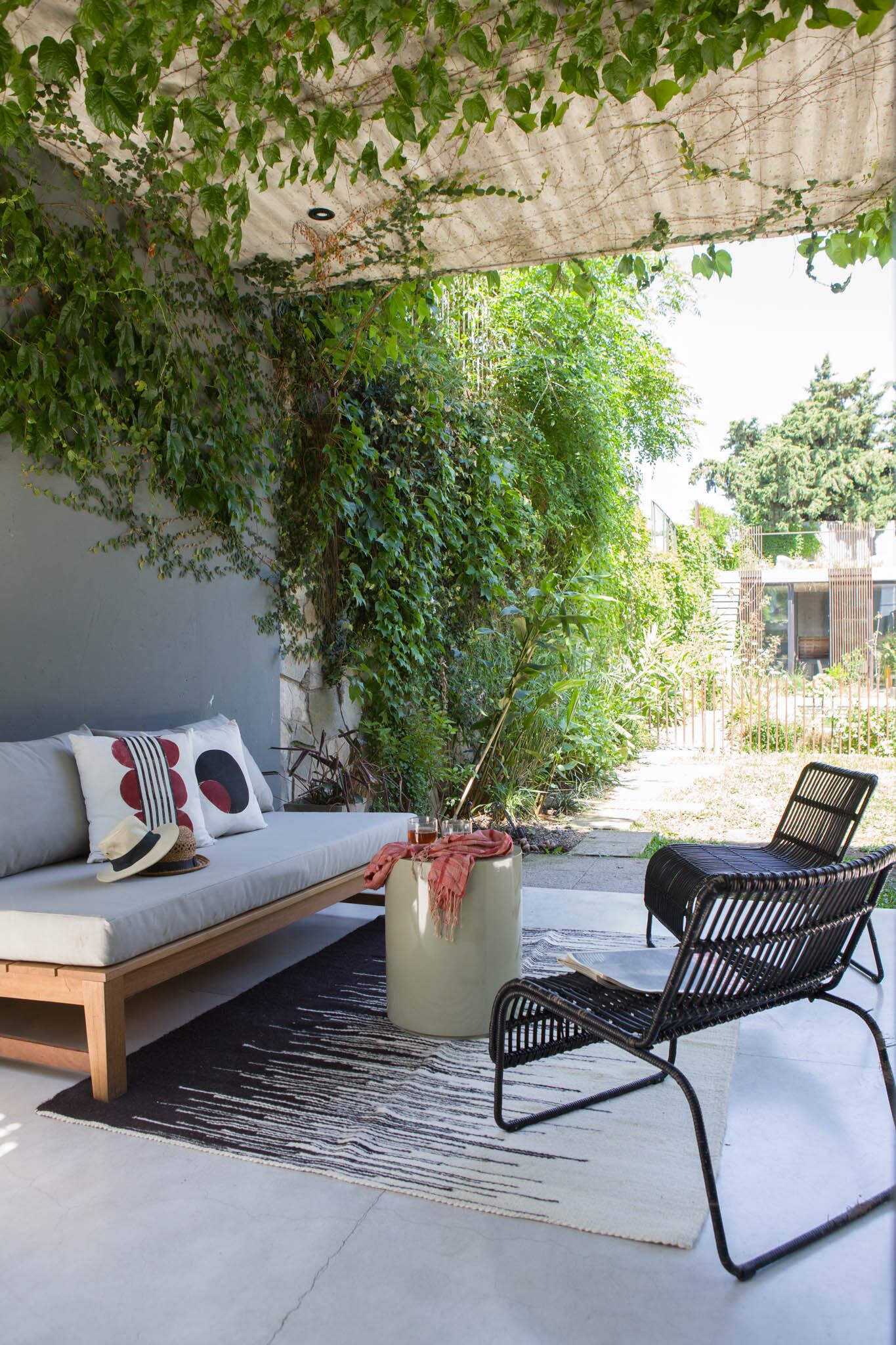 Sillón (La Base Studio). Almohadones estampados (Pezkoi Deco). Mesa cilíndrica laqueada (Nisla Estudio). Sillones individuales (Landmark). Alfombra (Elementos Argentinos).