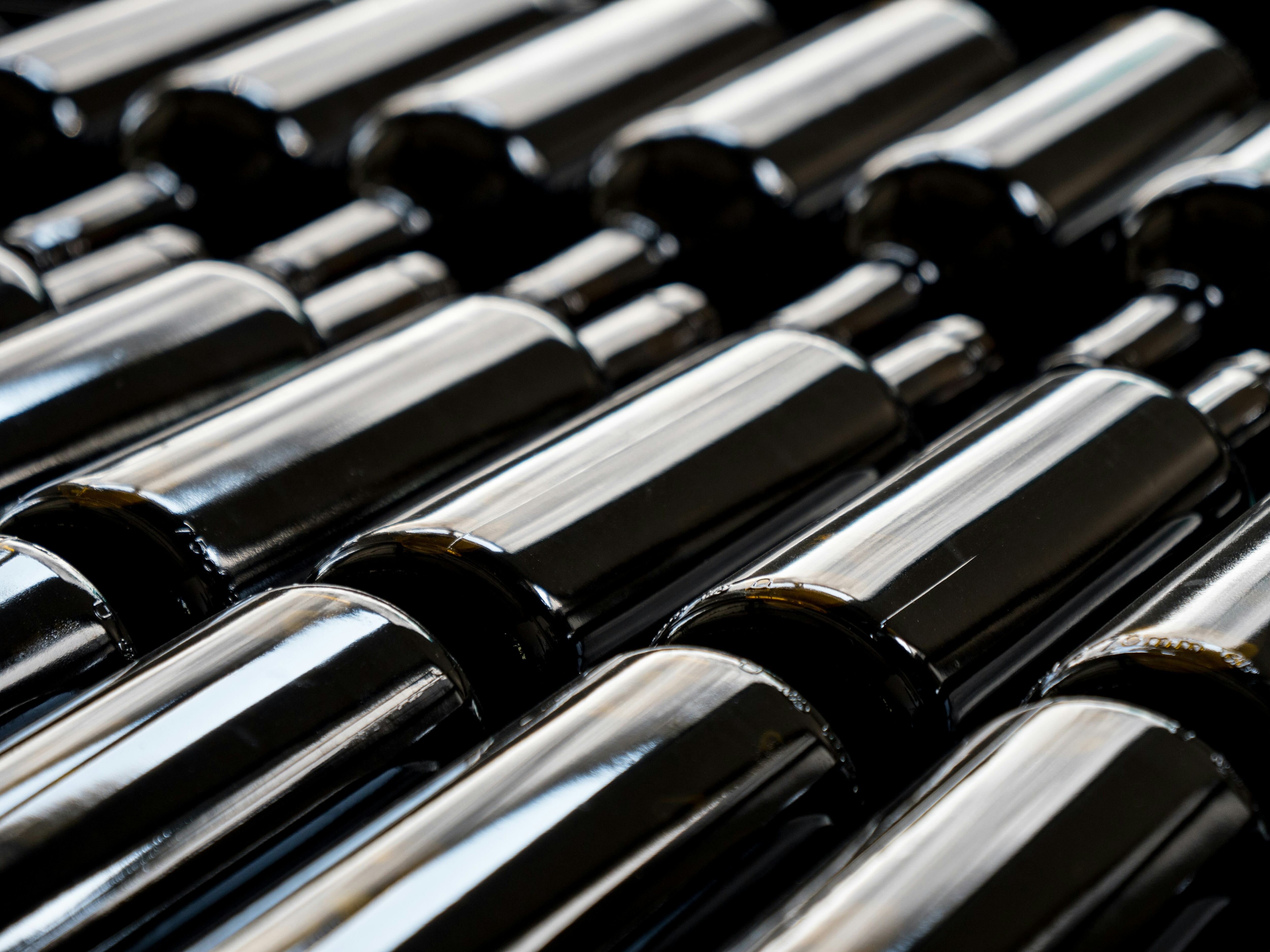 Canadá, por ejemplo, prohíbe el ingreso de botellas en las que el vidrio pese más de 450 gramos
