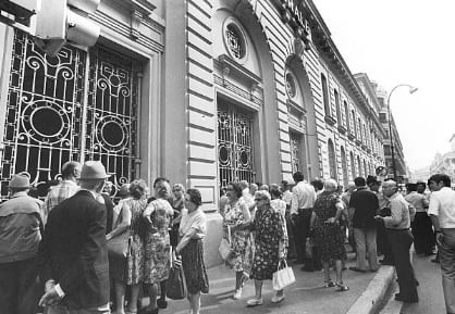 Algunos de los dueños de las cajas fuertes esperando noticias fuera del banco (Foto: Getty Images)