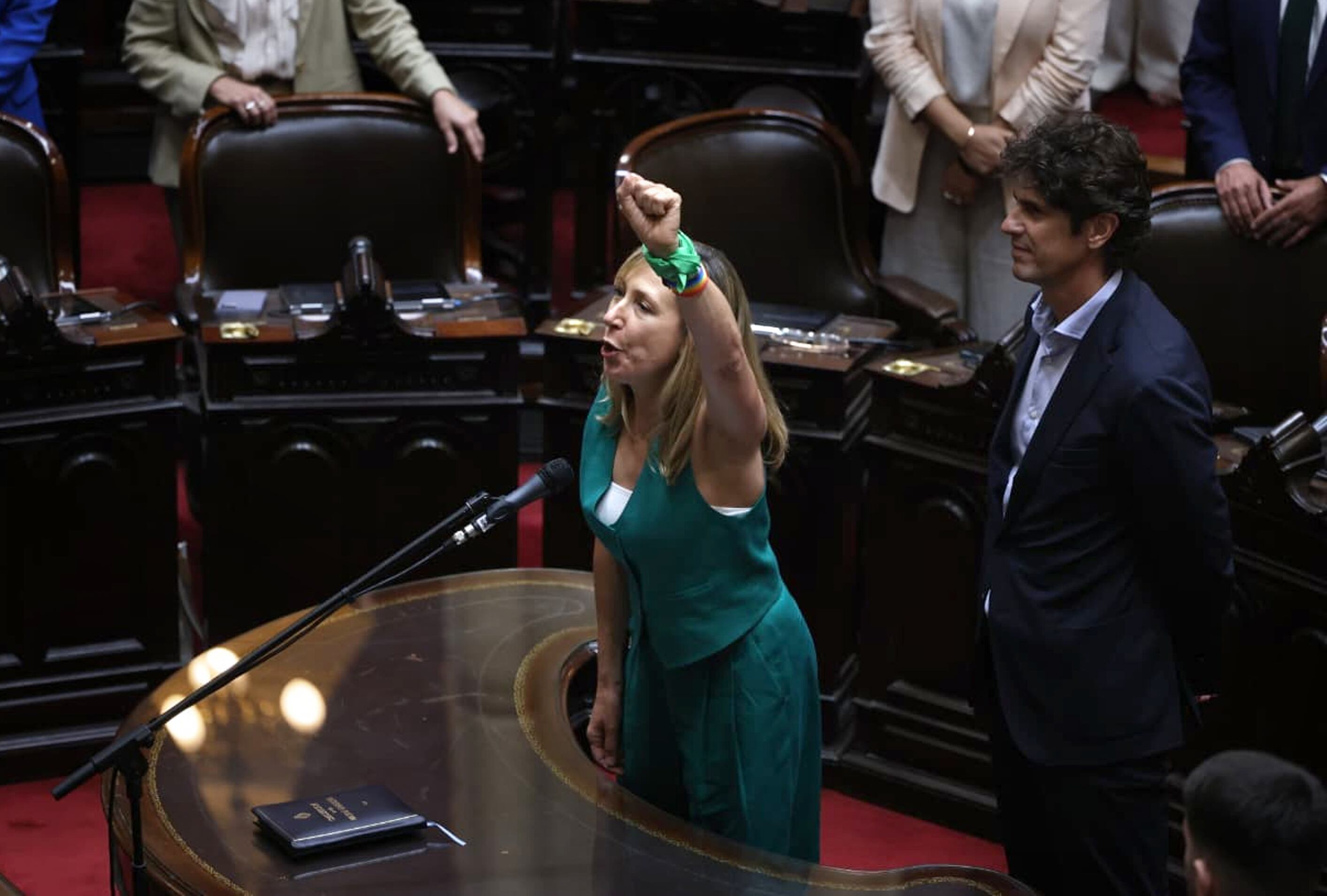 Jura de Miriam Bregman junto a Lousteau entre los nuevos diputados electos en la Cámara de Diputados del Congreso Nacional.