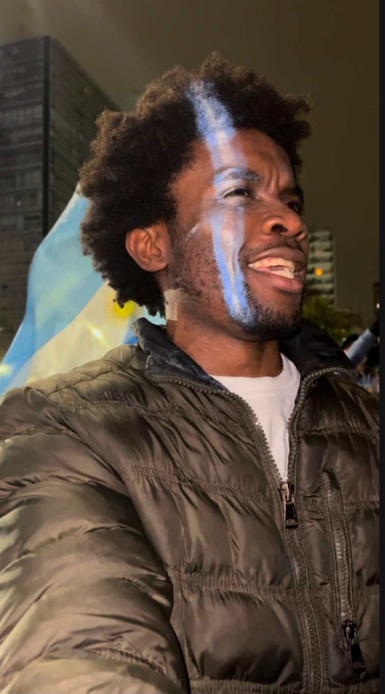 Con la cara pintada de celetes y blanco, Ari Balanga se sumó a los festejos durante el Mundial