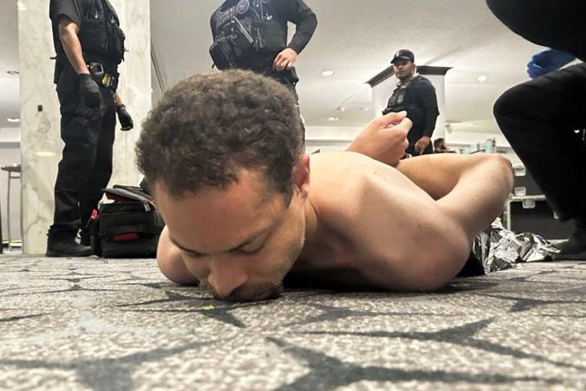 Trump compartió esta foto que aparentemente muestra al sospechoso sin camisa en el suelo del hotel Washington Hilton