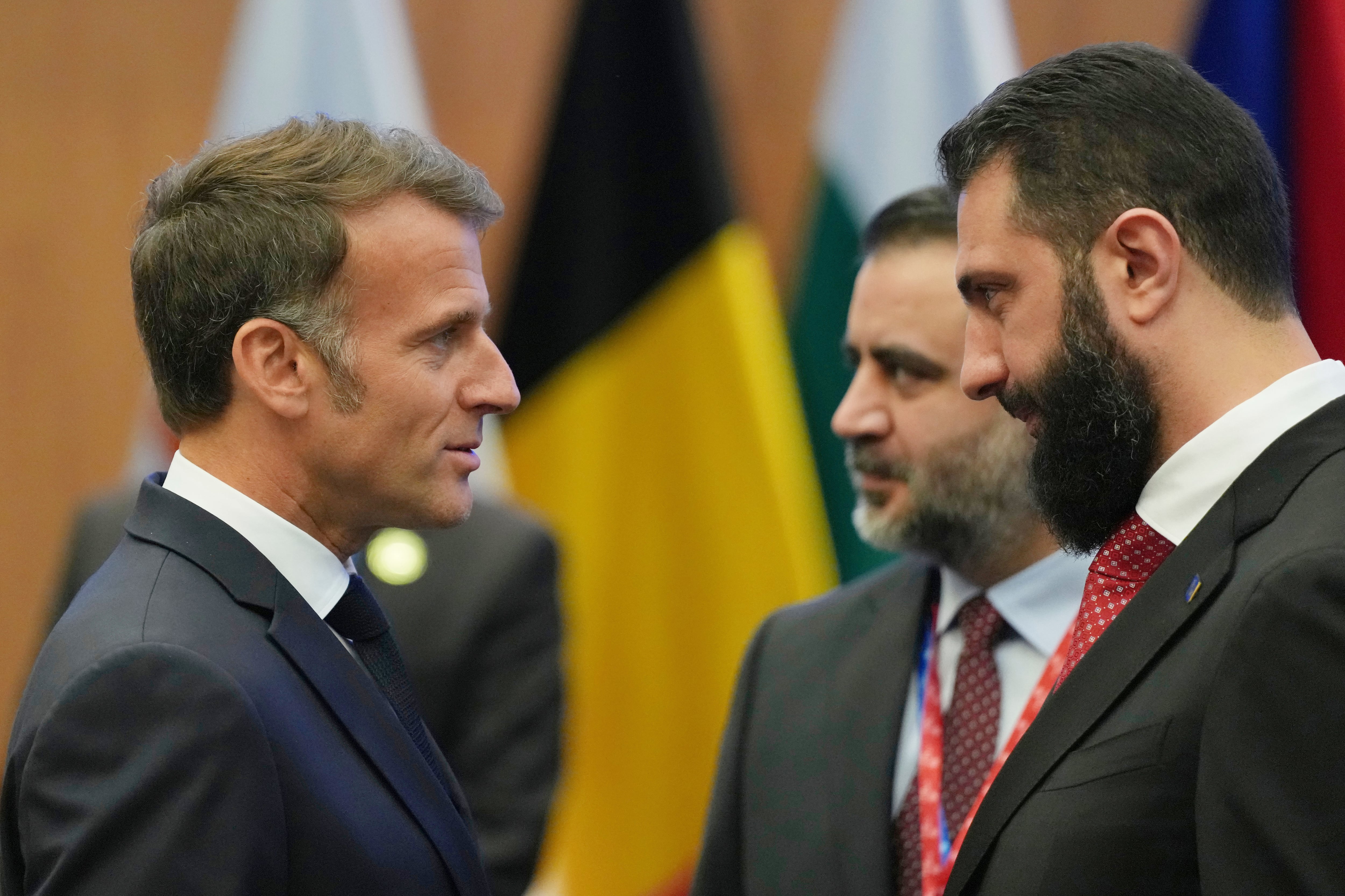 El presidente francés (izq) con el presidente sirio Ahmad al-Sharaa en Nicosia, Chipre, el 24 de abril del 2026