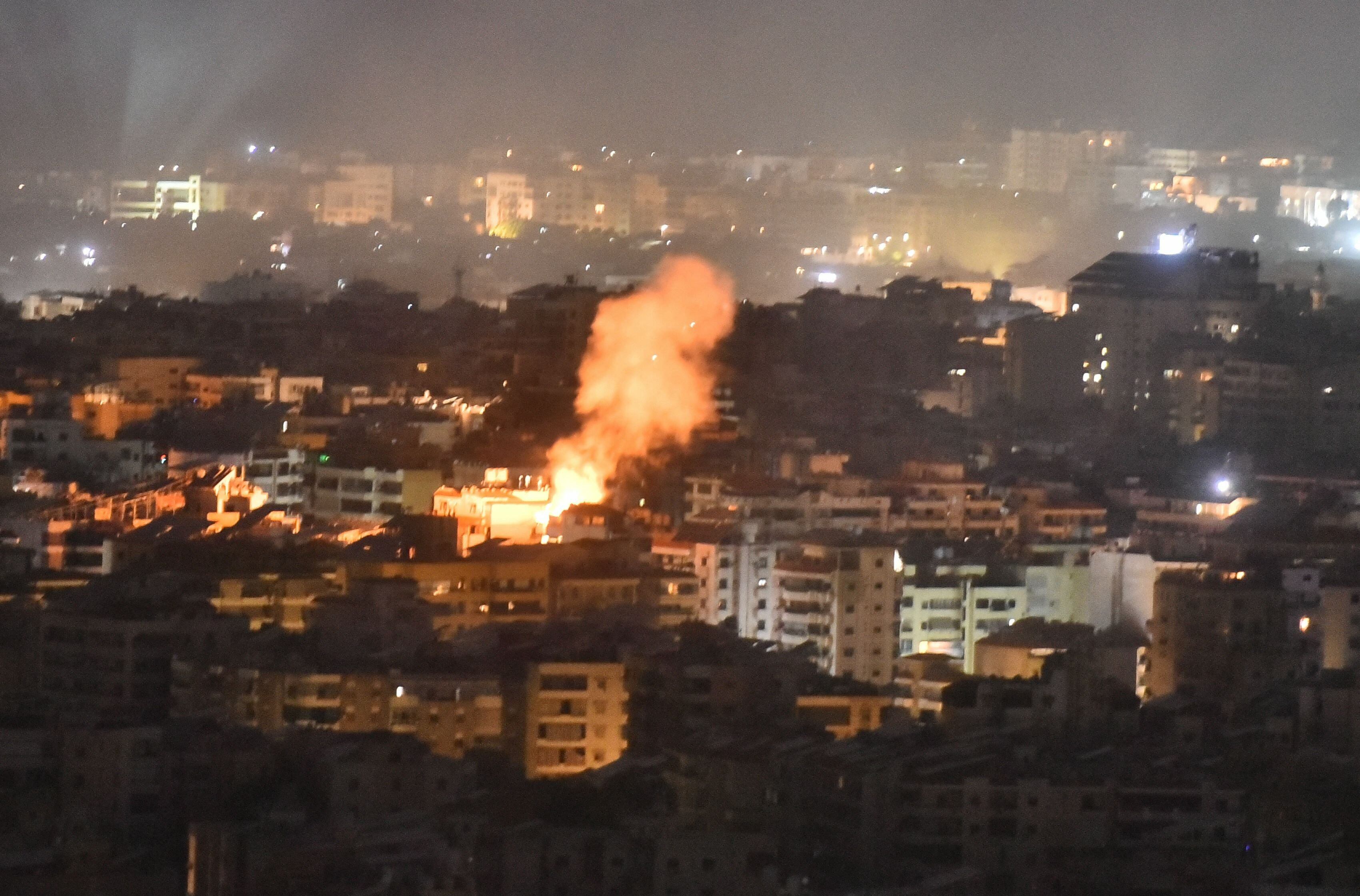 El humo se eleva desde el lugar de un ataque aéreo israelí que tuvo como objetivo un vecindario en el suburbio sur de Beirut en la noche del 1 de octubre de 2024
