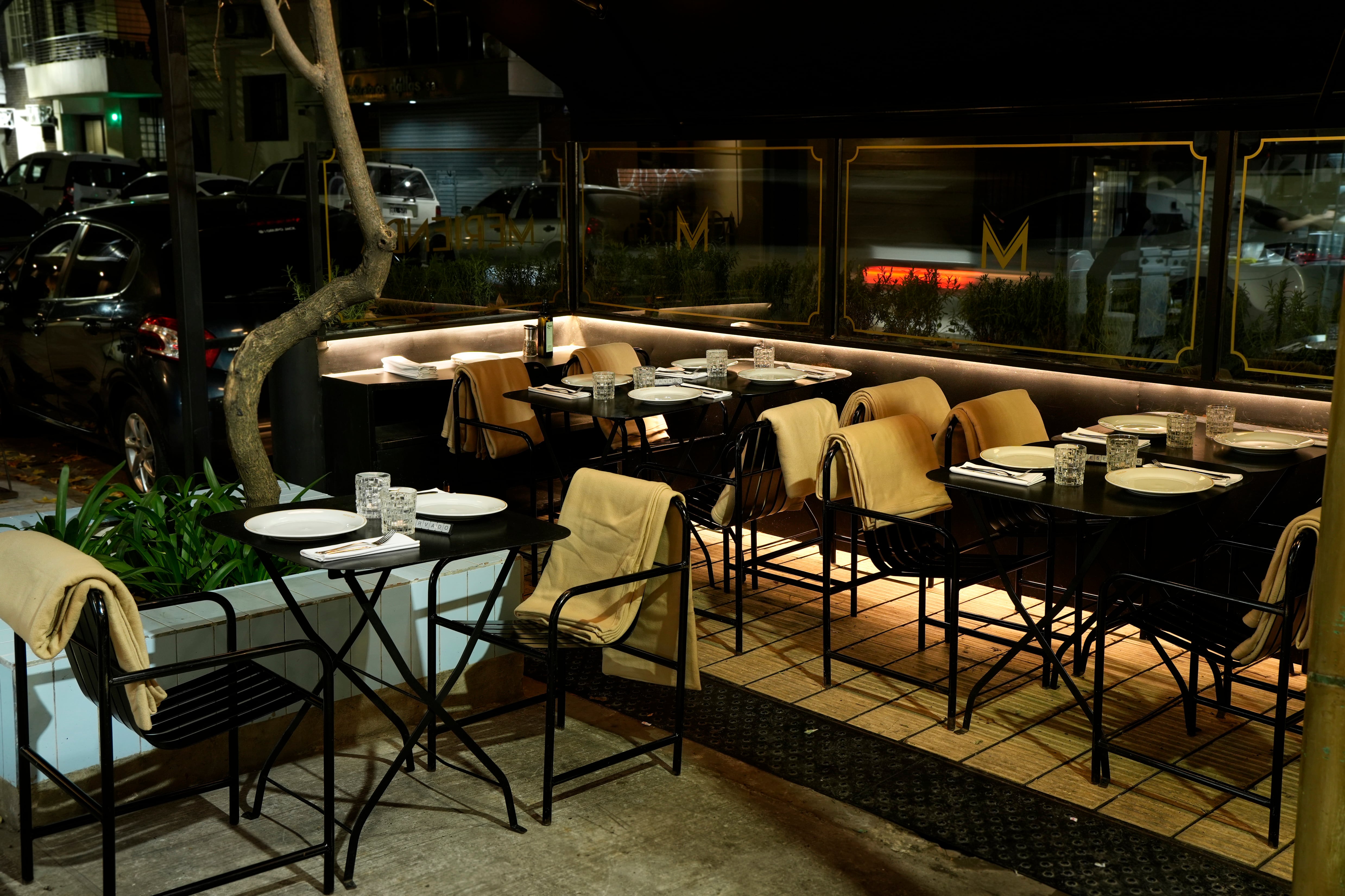 Las mesas en la vereda son muy codiciadas