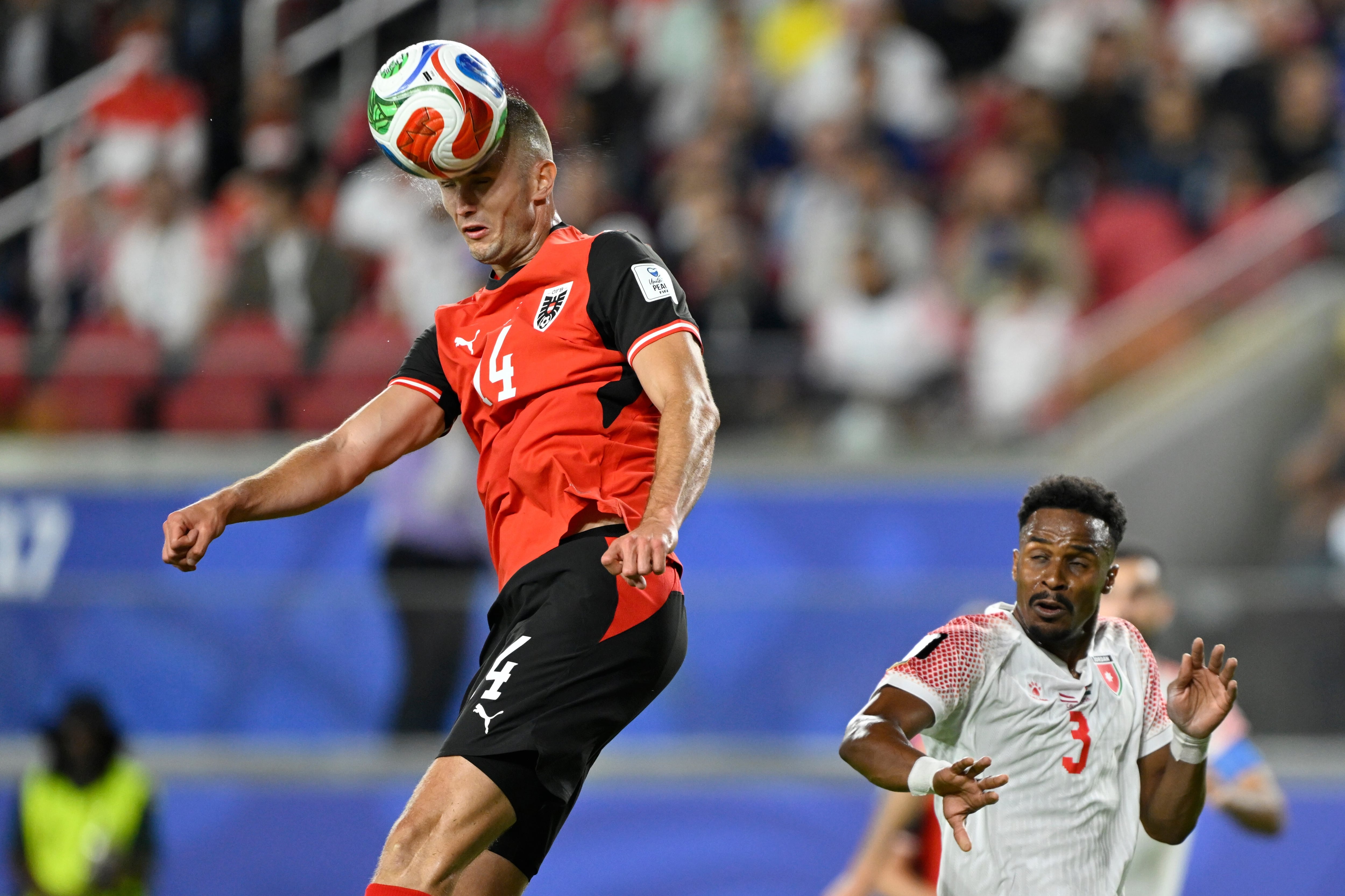 Sasa Kalajdzic, el gigante delantero titular de Austria, reemplazado luego por Arnautovic (AP Foto/Eakin Howard)