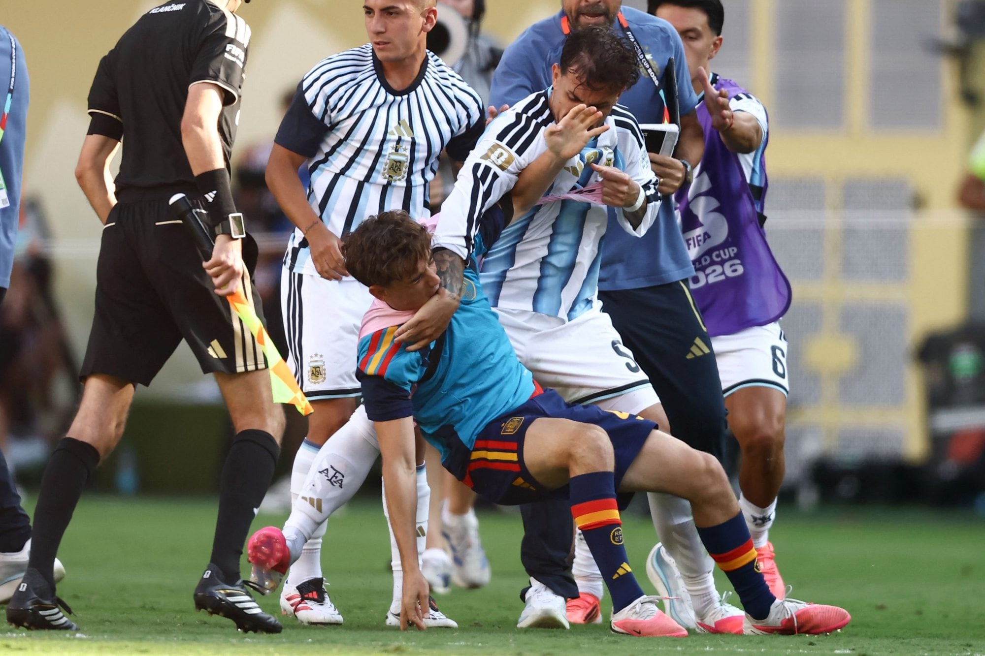 Tras la final del Mundial 2026, Leandro Paredes se enfrenta a golpes con Gavi; más tarde, el Tribunal de la FIFA le dio una sanción de 10 fechas